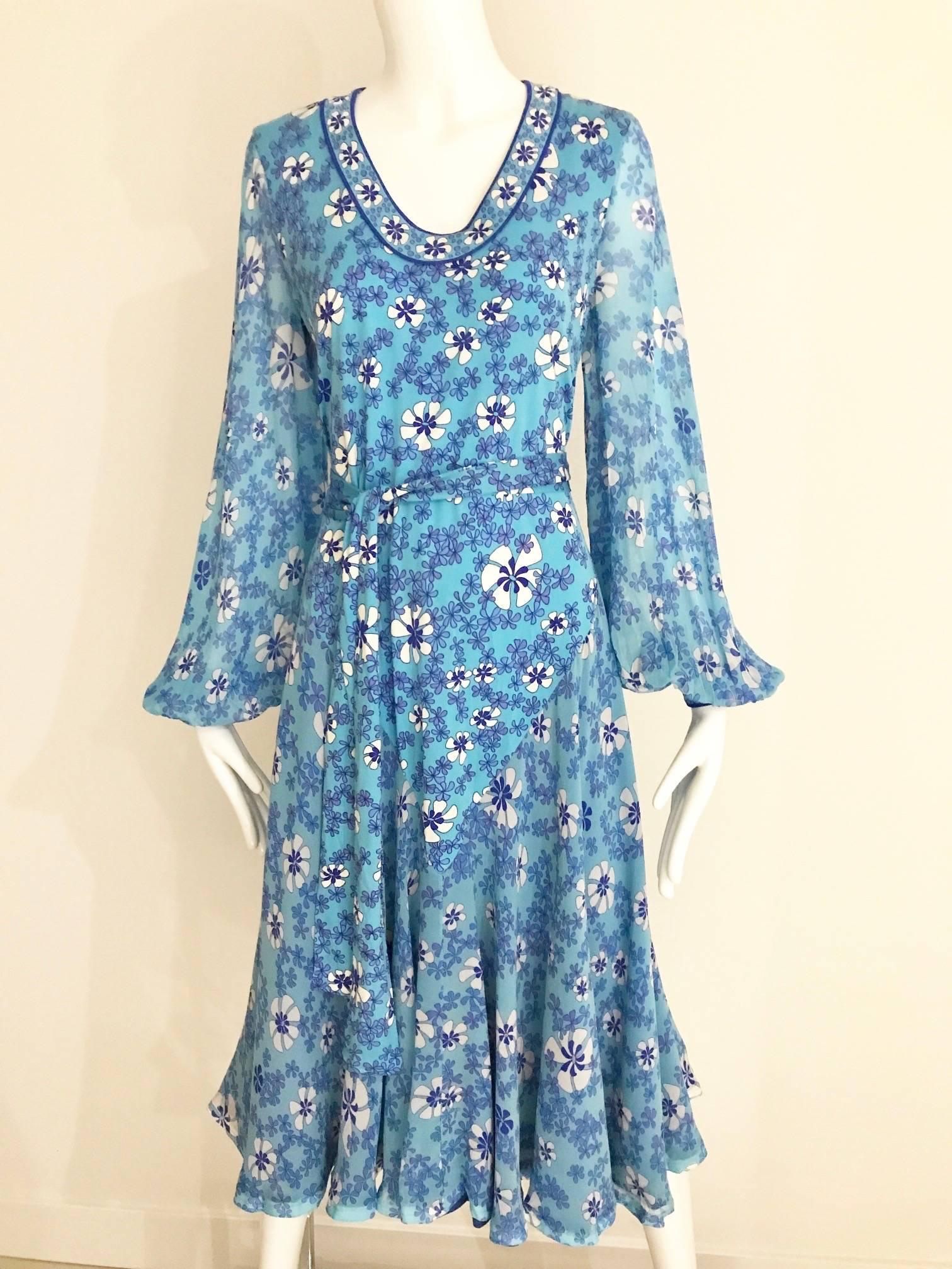 Vintage Averado Bessi blue and white mod floral print silk jersey summer dress with billowy sleeves. Dress comes with sash. sleeves is made of silk chiffon. Dress is lined in silk.
Bust: 38