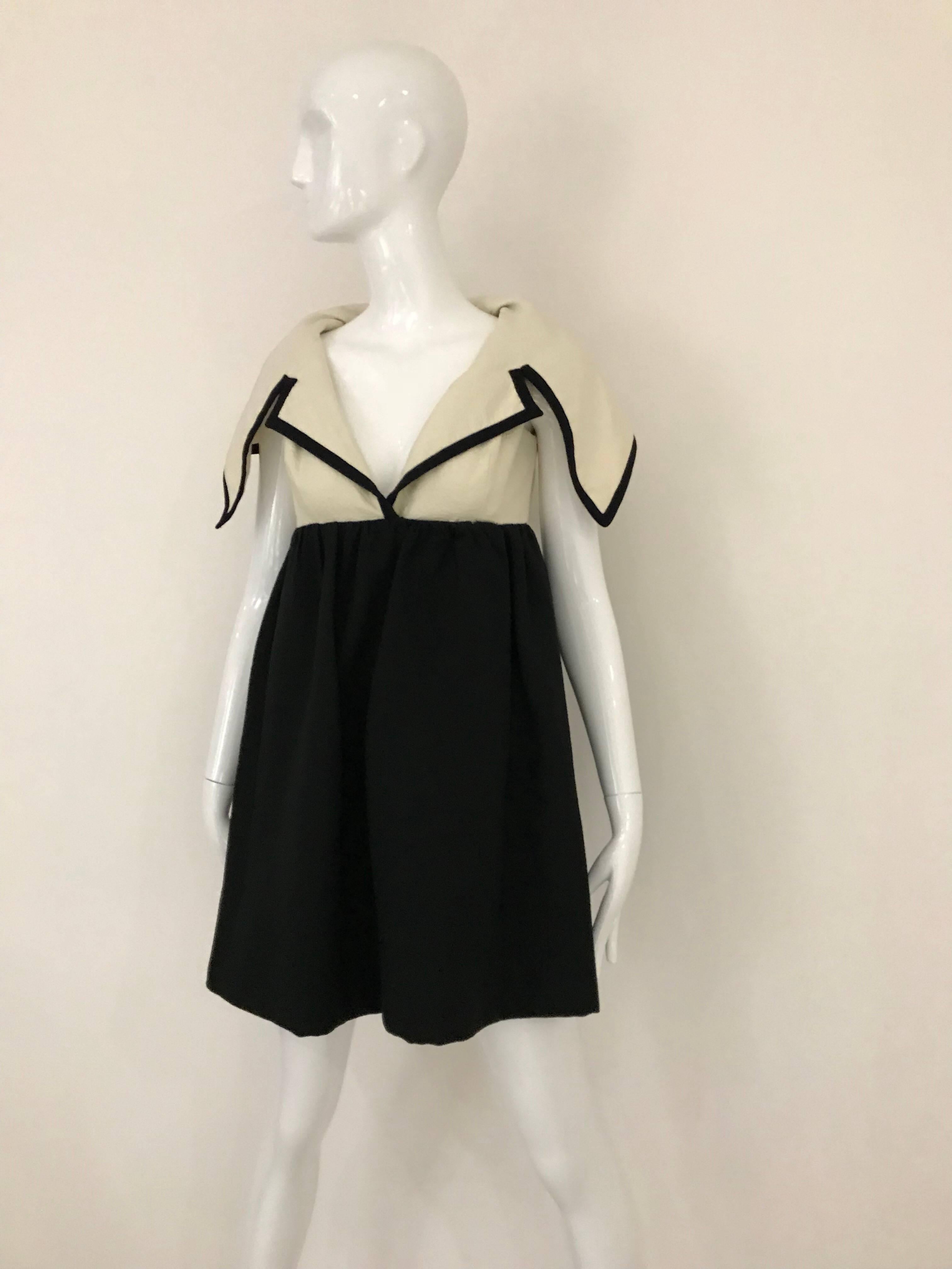 Vintage Geoffrey Beene Creme and Black Cotton Dress with exaggerated collar. Collar can be worn in different ways. Best fit size 2.
** slightly yellow stains near collar area not noticeable from outside.
**** This Garment has been professionally Dry