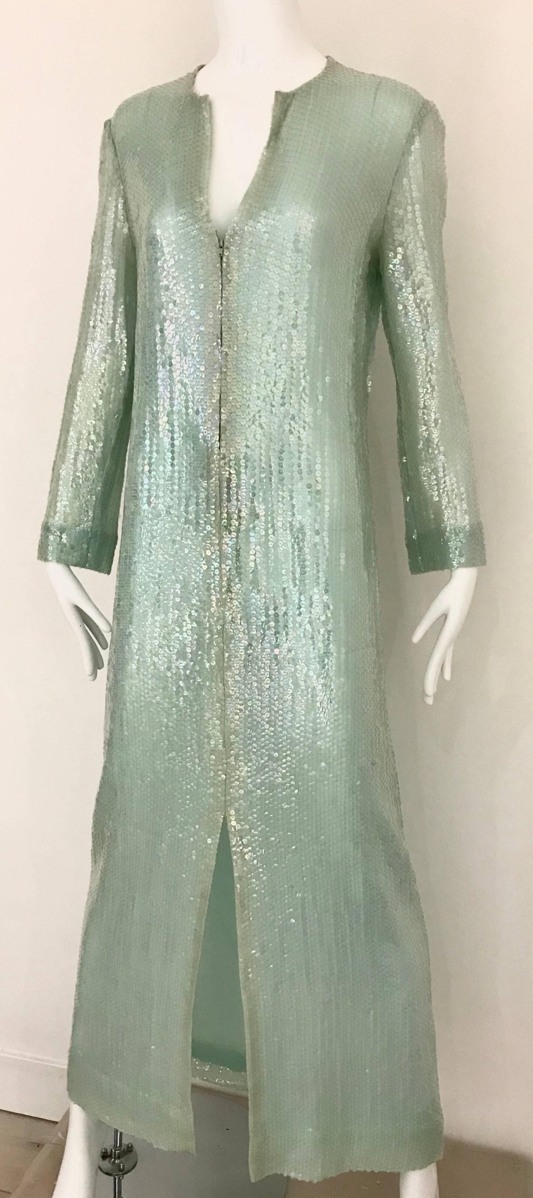 Vintage 70s Halston light green iridescent sequin caftan dress with zipper and belt.
Dress has zipper in the middle and thin belt. Size 6/ Medium
Bust: 38 inches/ Waist: 34 inches/ Hip: 37 inches Dress Length: 57 inches
Arm length from shoulder- 22