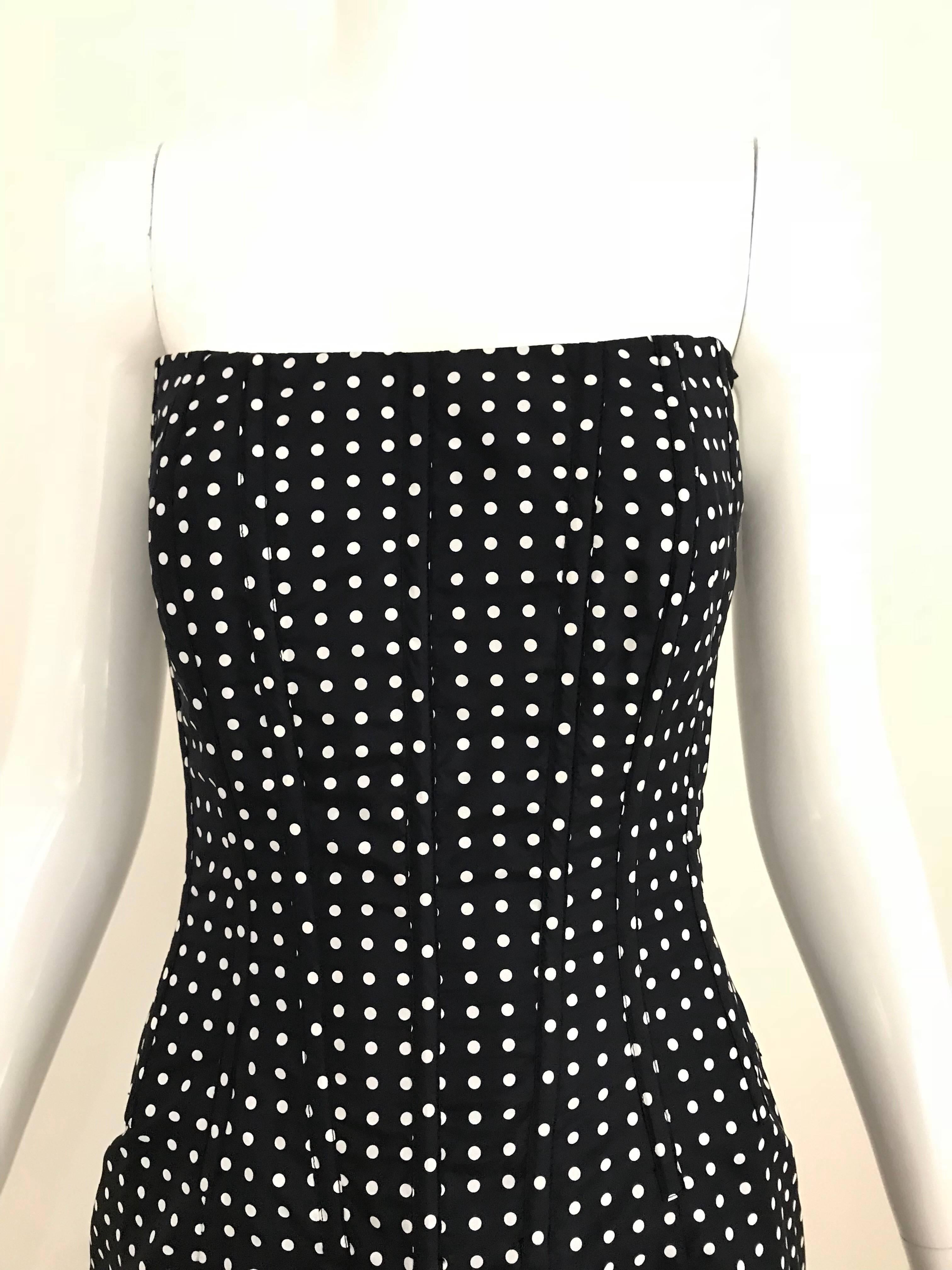 Oscar De La Renta Polka dot Silk strapless Gown cascading ruffles. Perfect for black tie event and red carpet. Marked size 4
Bust: 32