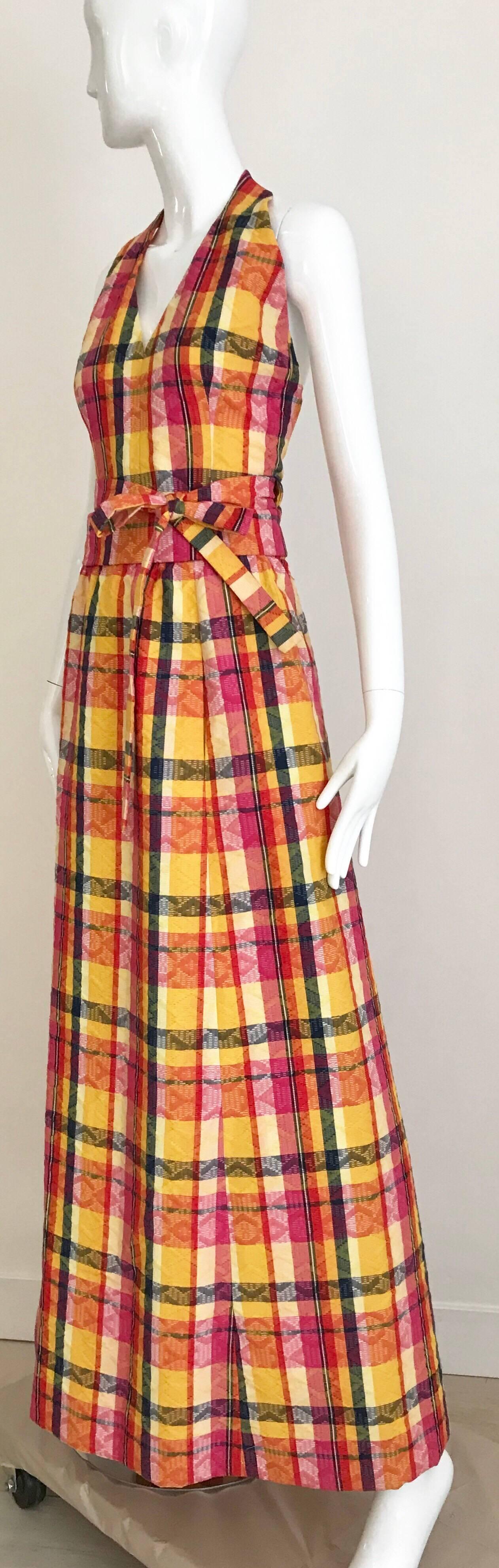 Givenchy - Ensemble jupe et haut dos nu à carreaux jaunes et orange, années 1970  en vente 4