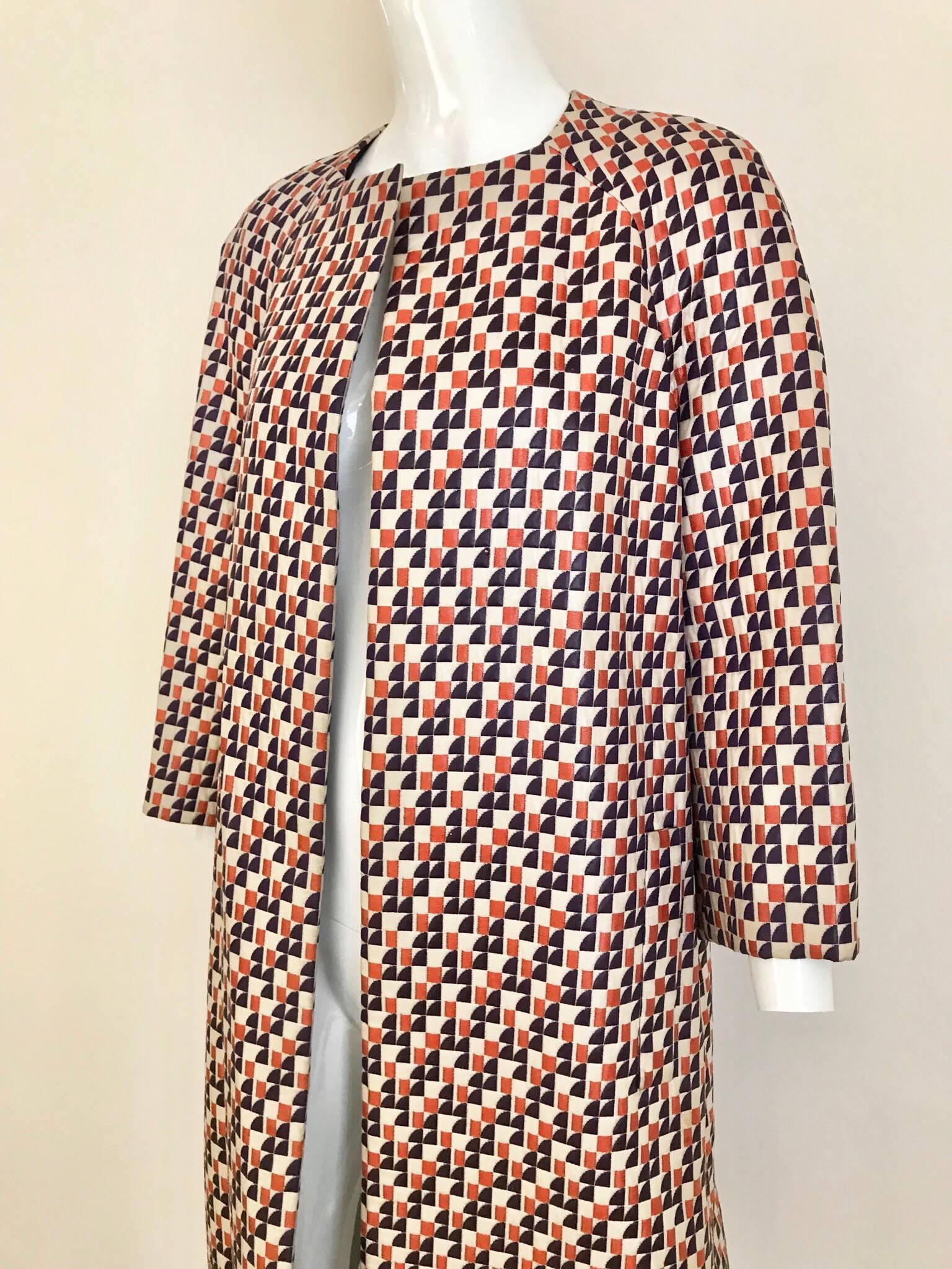 Beautiful multi color woven print coat in orange and purple blue.
Size: MEDIUM- LARGE
BUST: 42 Inches
Coat length: 42 inches/ Sleeve length: 18 inches. Coat is lined with blue silk. 