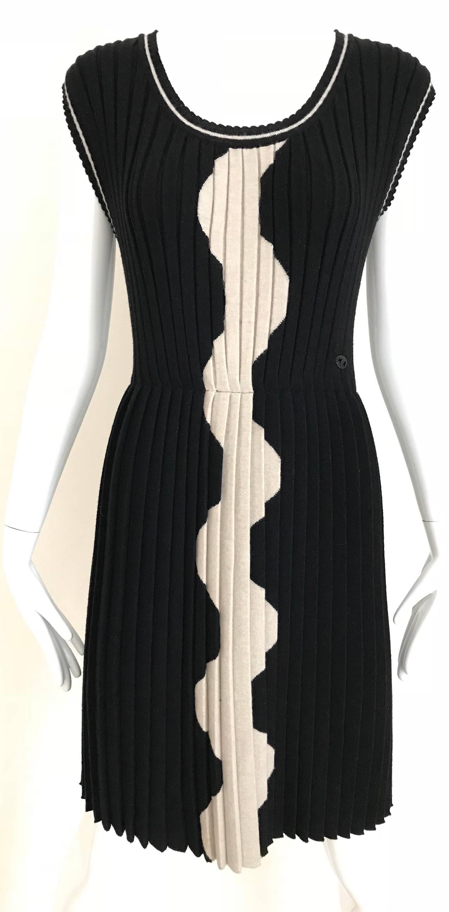 Chanel Black and Creme Knit Dress In Excellent Condition For Sale In Beverly Hills, CA