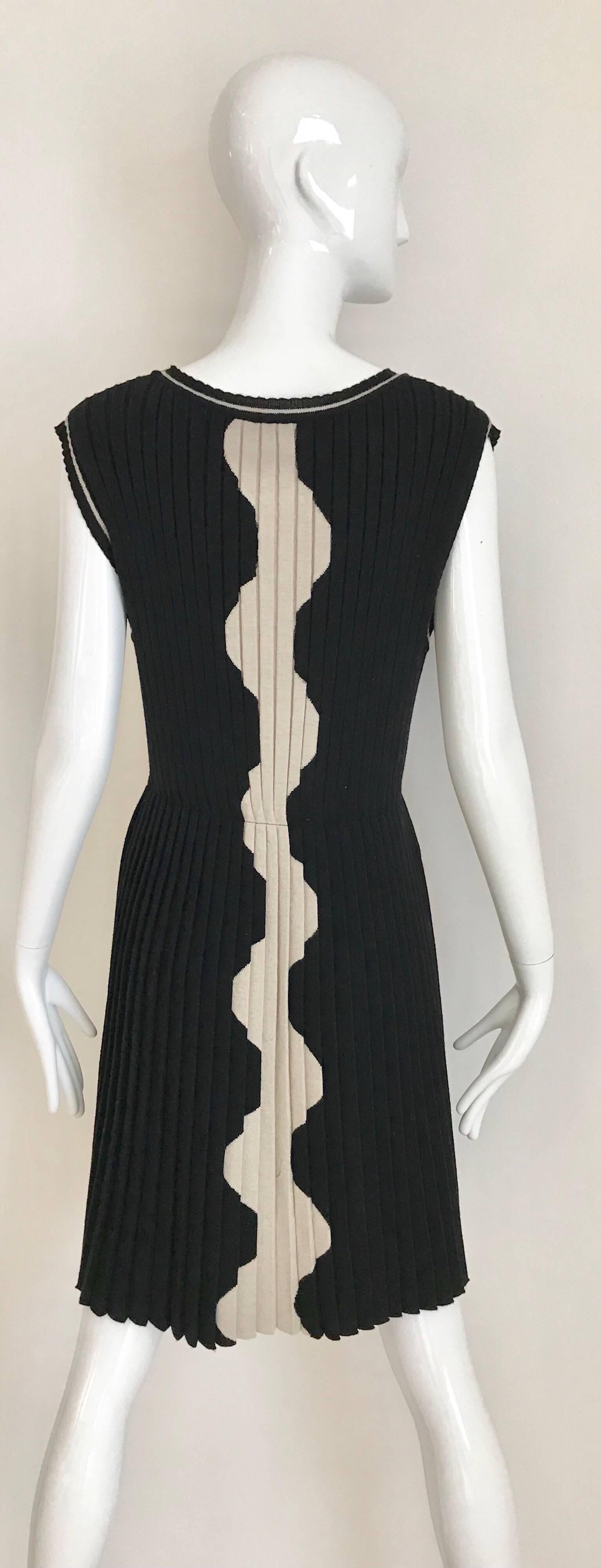Vestido Chanel de punto negro y crema en venta 2