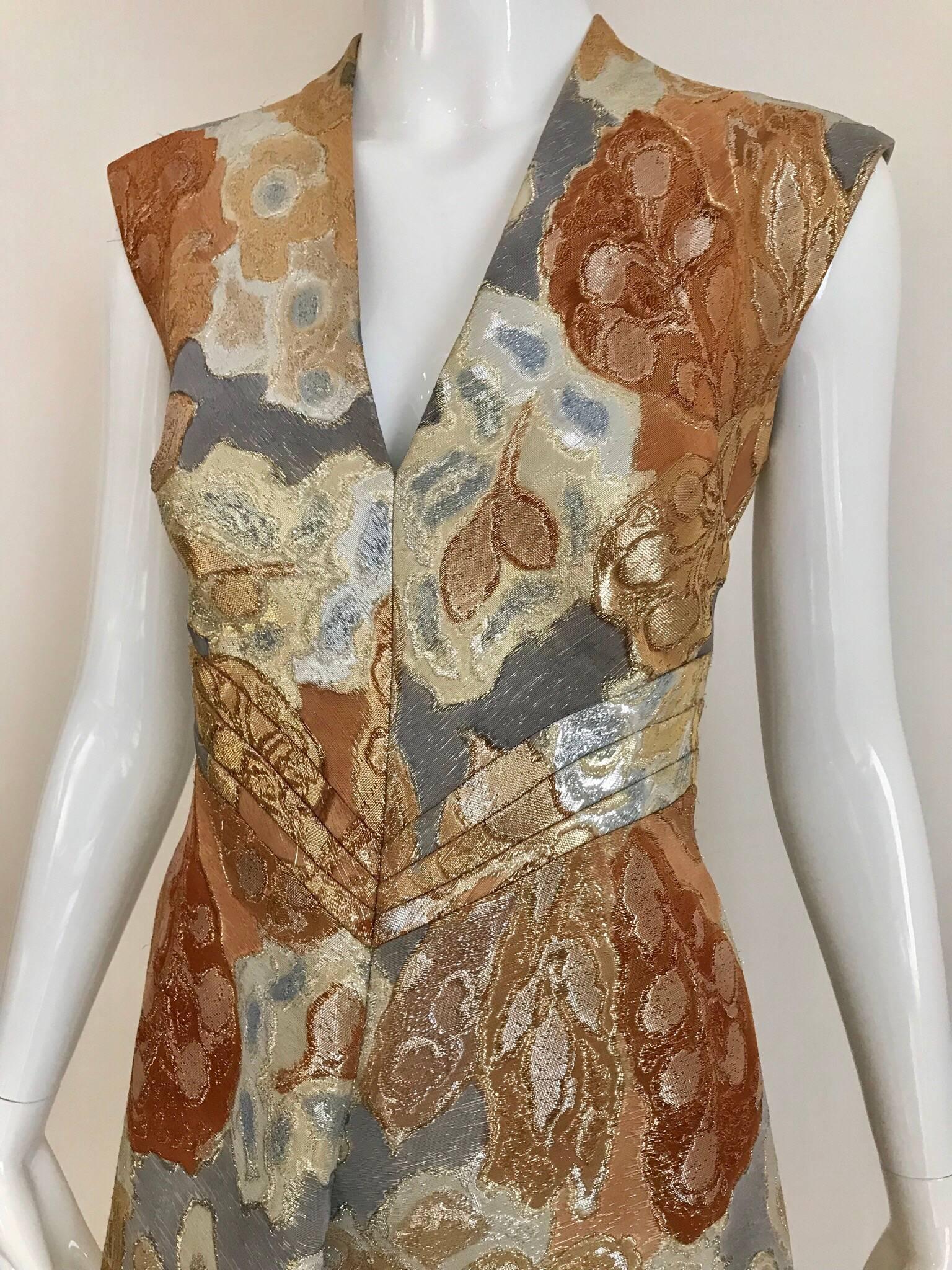 Robe sans manches en brocart de soie métallique or, orange et gris, Vintage Pauline Trigere circa 1971, avec veste courte. La robe est entièrement doublée. 
Taille : Small / Taille : 2/4
