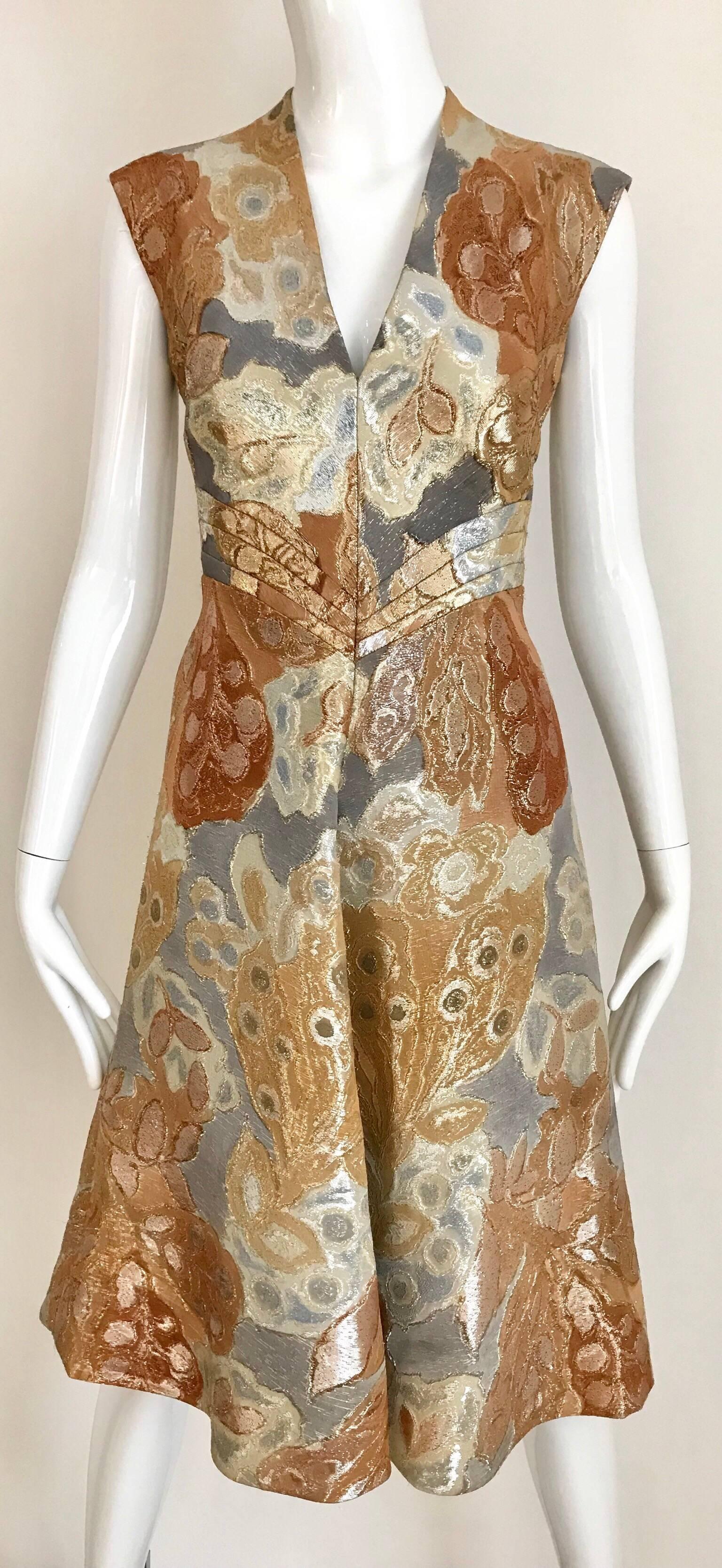 Marron Pauline Trigère - Ensemble robe et veste en brocart doré métallisé, années 1970 en vente