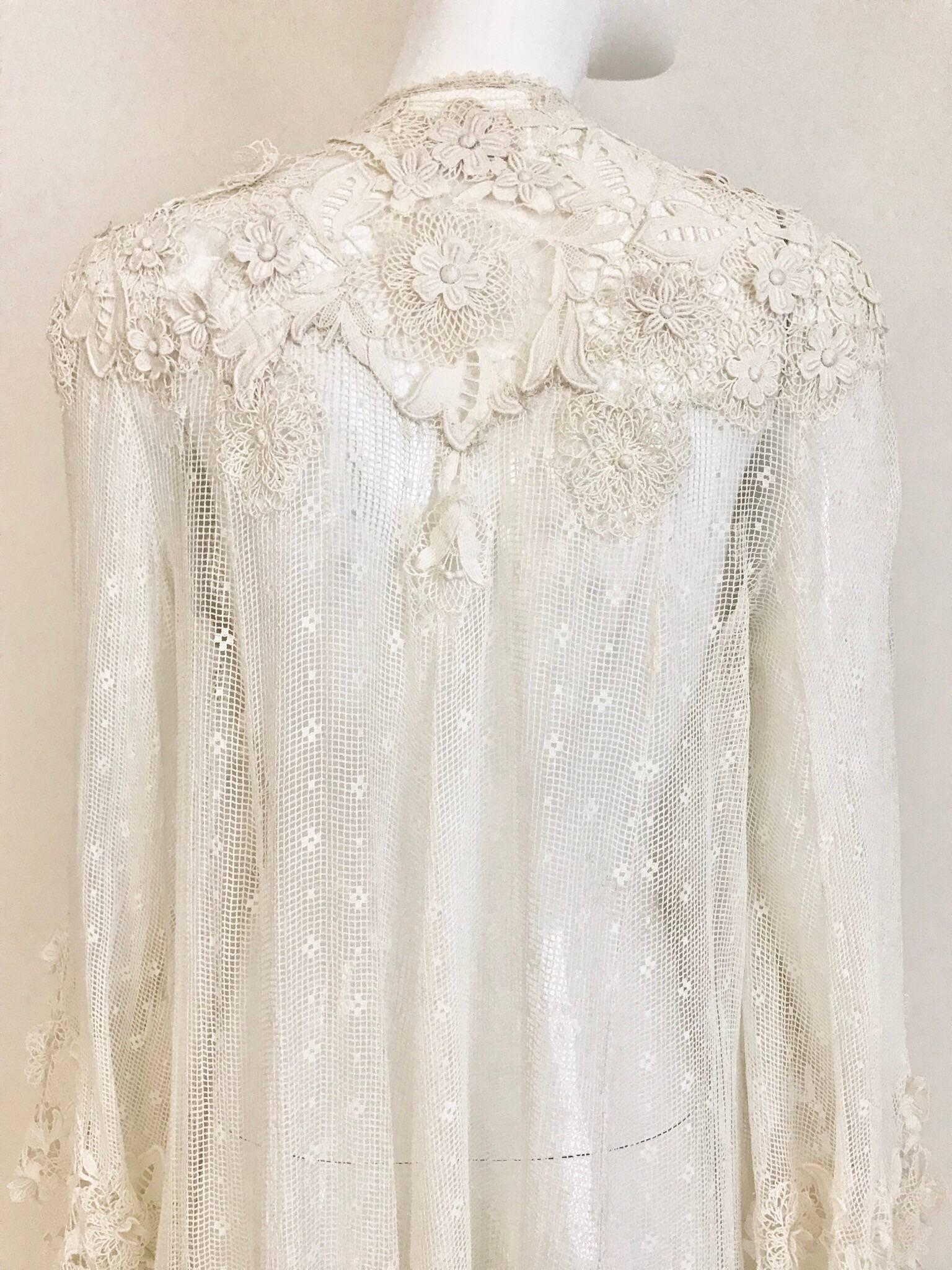 Beautiful 1900's Edwardian Cream Battenberg lace coat with dramatic sleeves.
Fit size: 2/4/6/8 . Coat still wearable. Small - Medium
Coat length: 56 inches/ Sleeve length: 29 inches