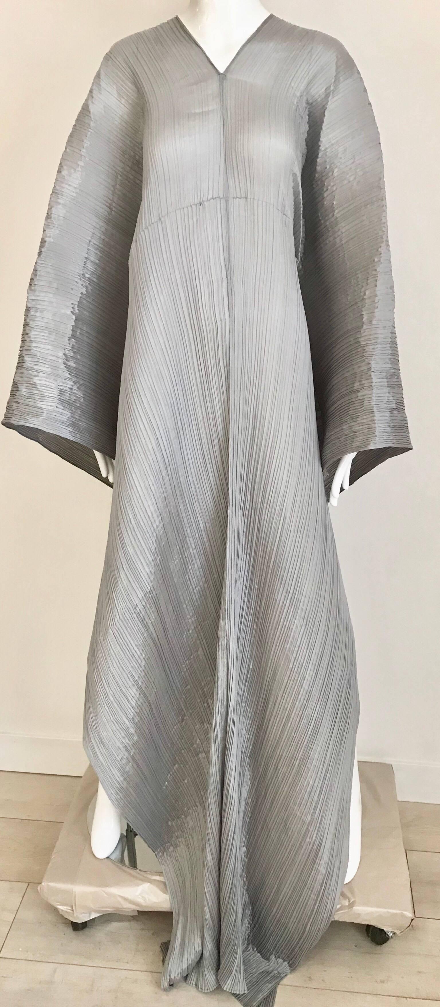 90s Issey miyake silver grey pleat please long and large shawl/ caftan/ dress.
Fit size 2/4/6/8/10