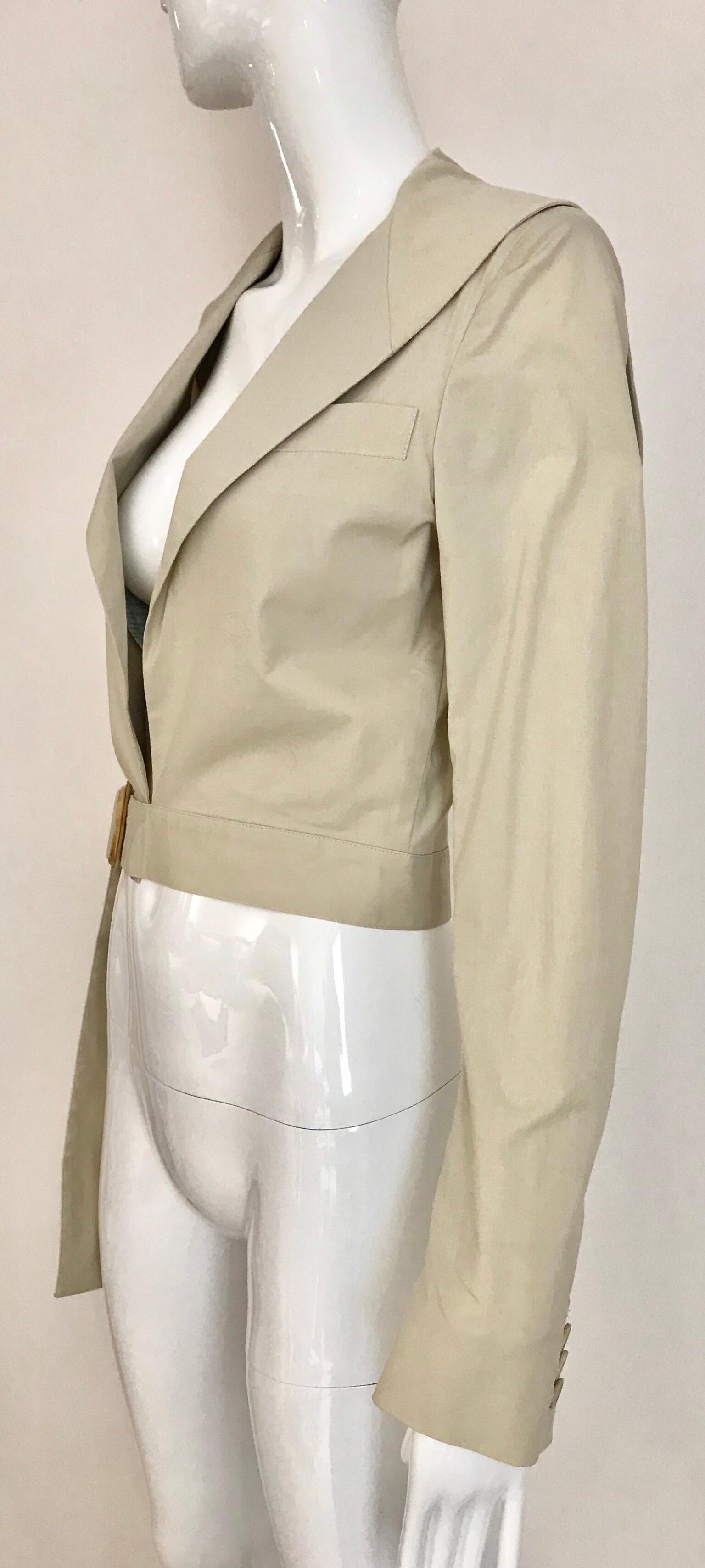 Vintage Helmut Lang Khaki Crop Jacket
Taille 2/ Petit
**** petites taches ( voir image)
*** Ce vêtement a été professionnellement nettoyé à sec et est prêt à être porté.
