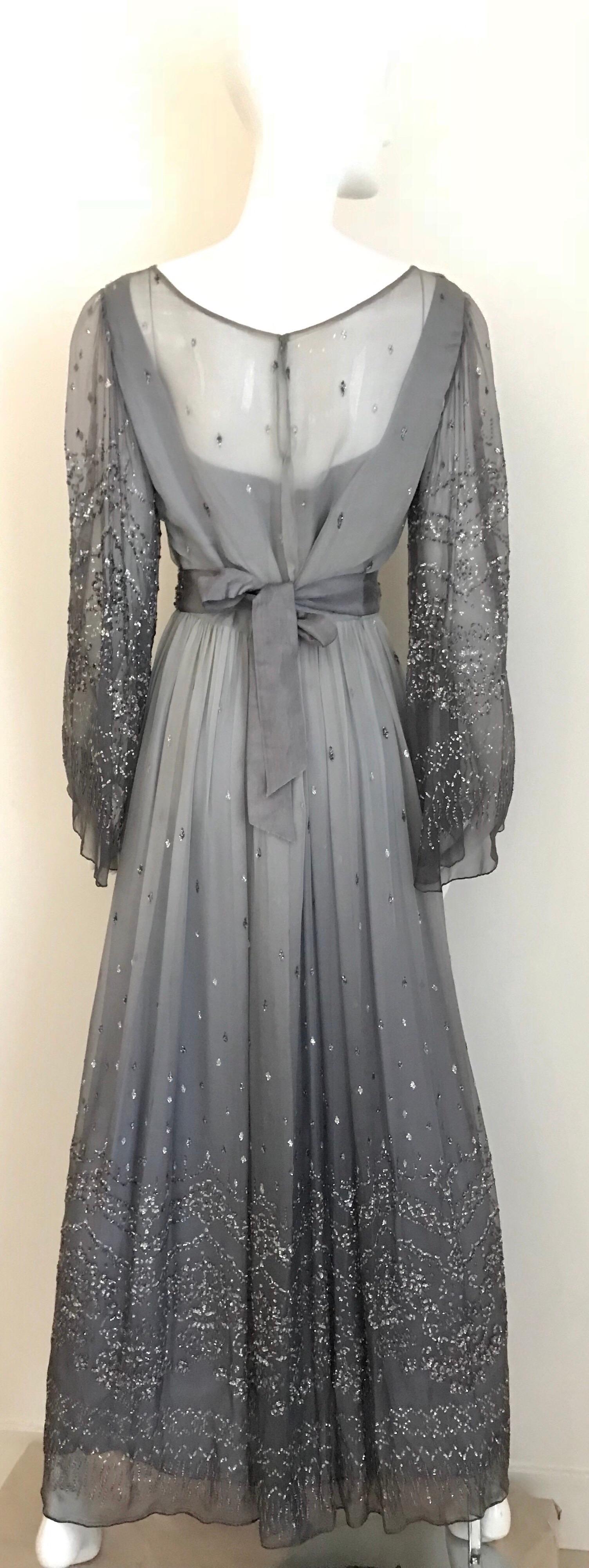 Maxivestido de gasa de seda gris Richilene, años 70 en venta 2