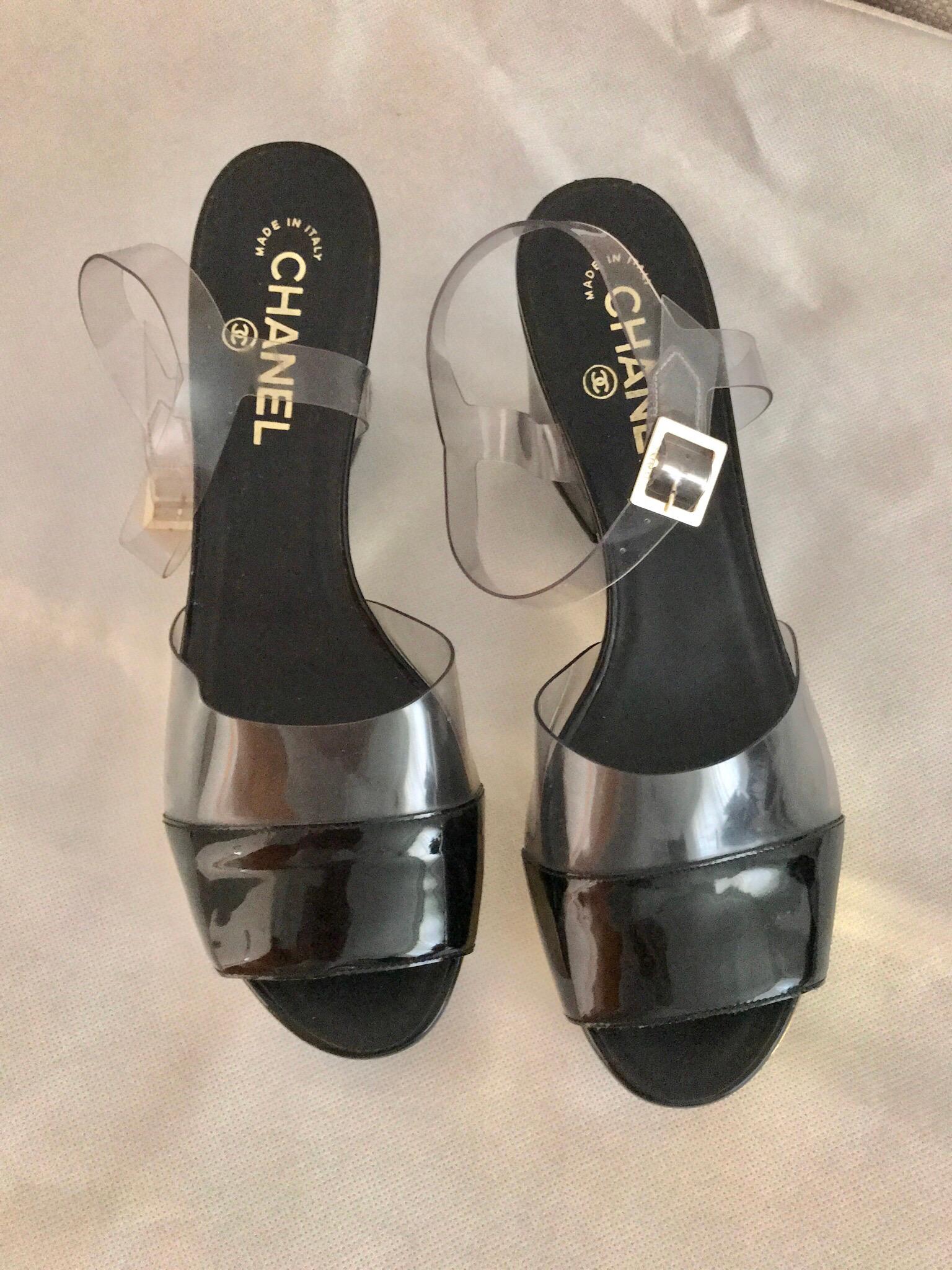 2000er CHANEL durchsichtige und schwarze Plateausandalen 
Größe: 39