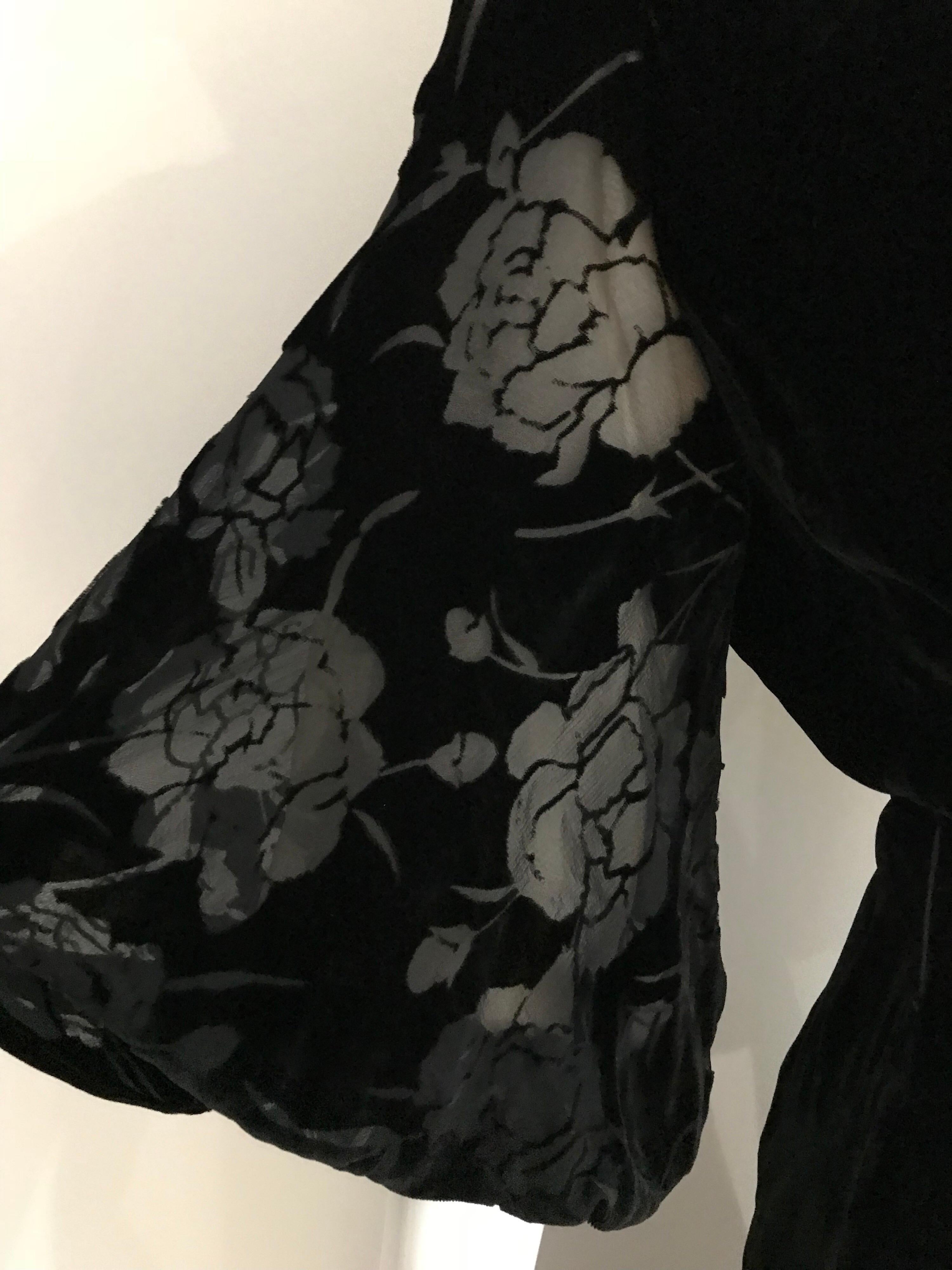 Beautiful vintage 30s velvet black dress with velvet devore on the sleeves.
- cowl neck - velvet sash/ belt
Size: Medium- Large 

Bust: 38