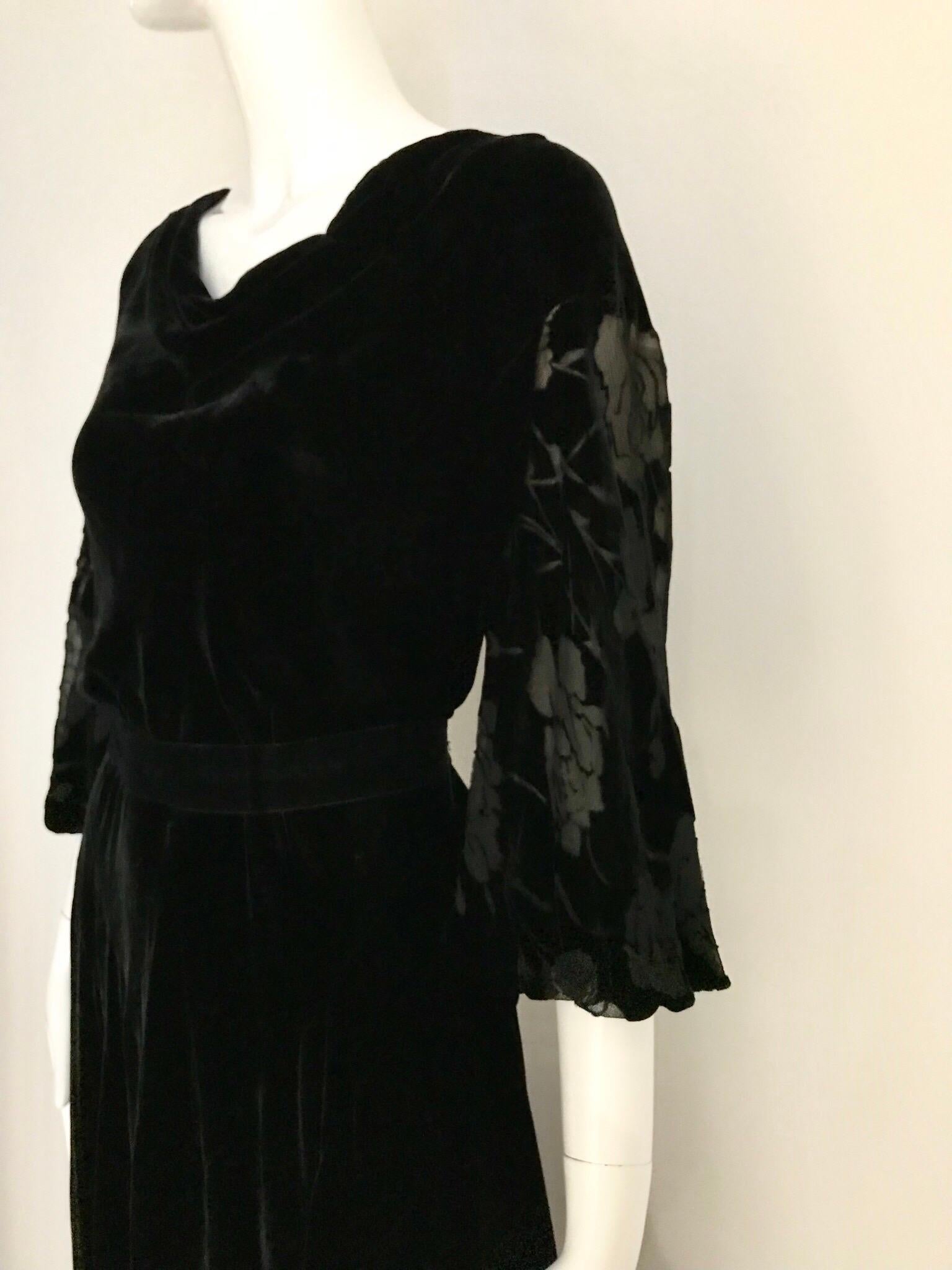 1930s  Black Velvet Gown In Good Condition For Sale In Beverly Hills, CA