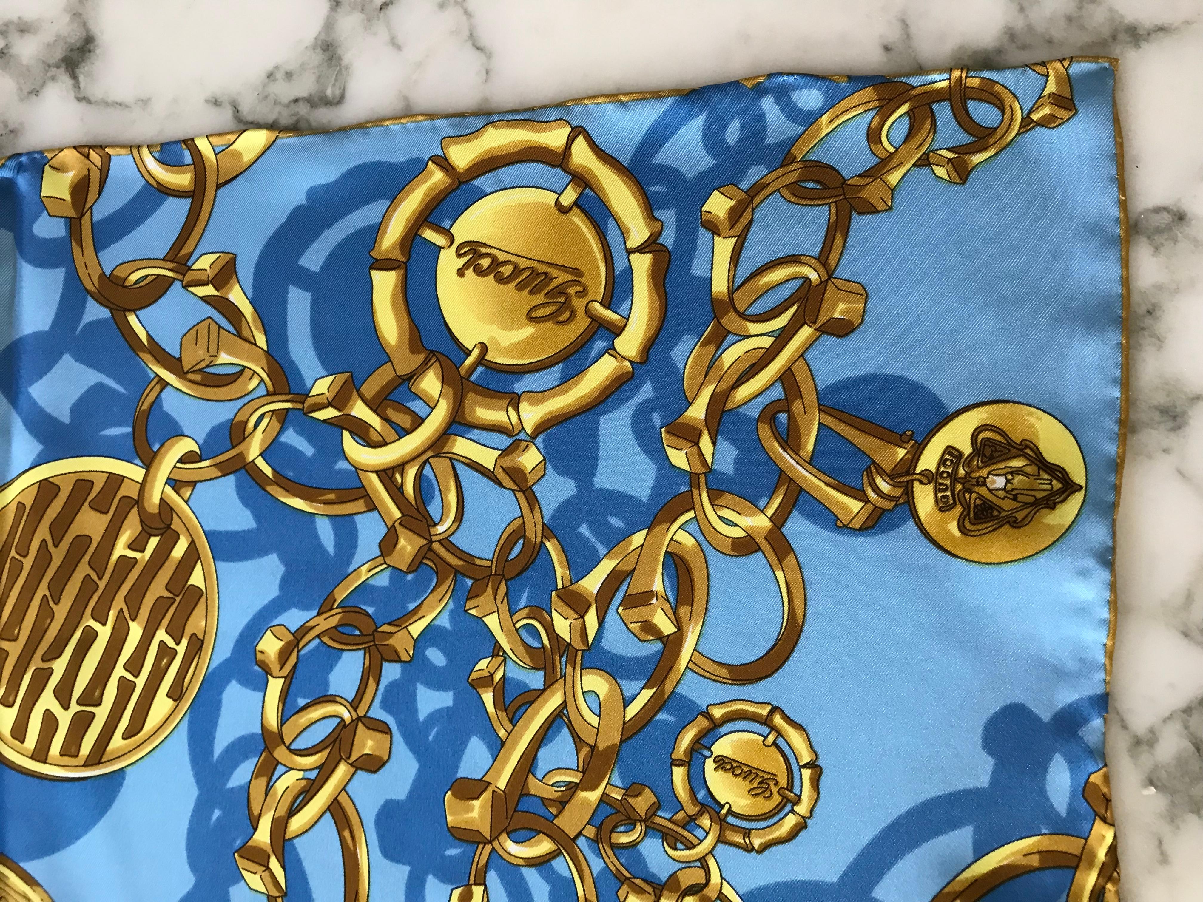 GUCCI Seidenschal mit blauem und goldenem Kettengliederdruck  (Blau) im Angebot