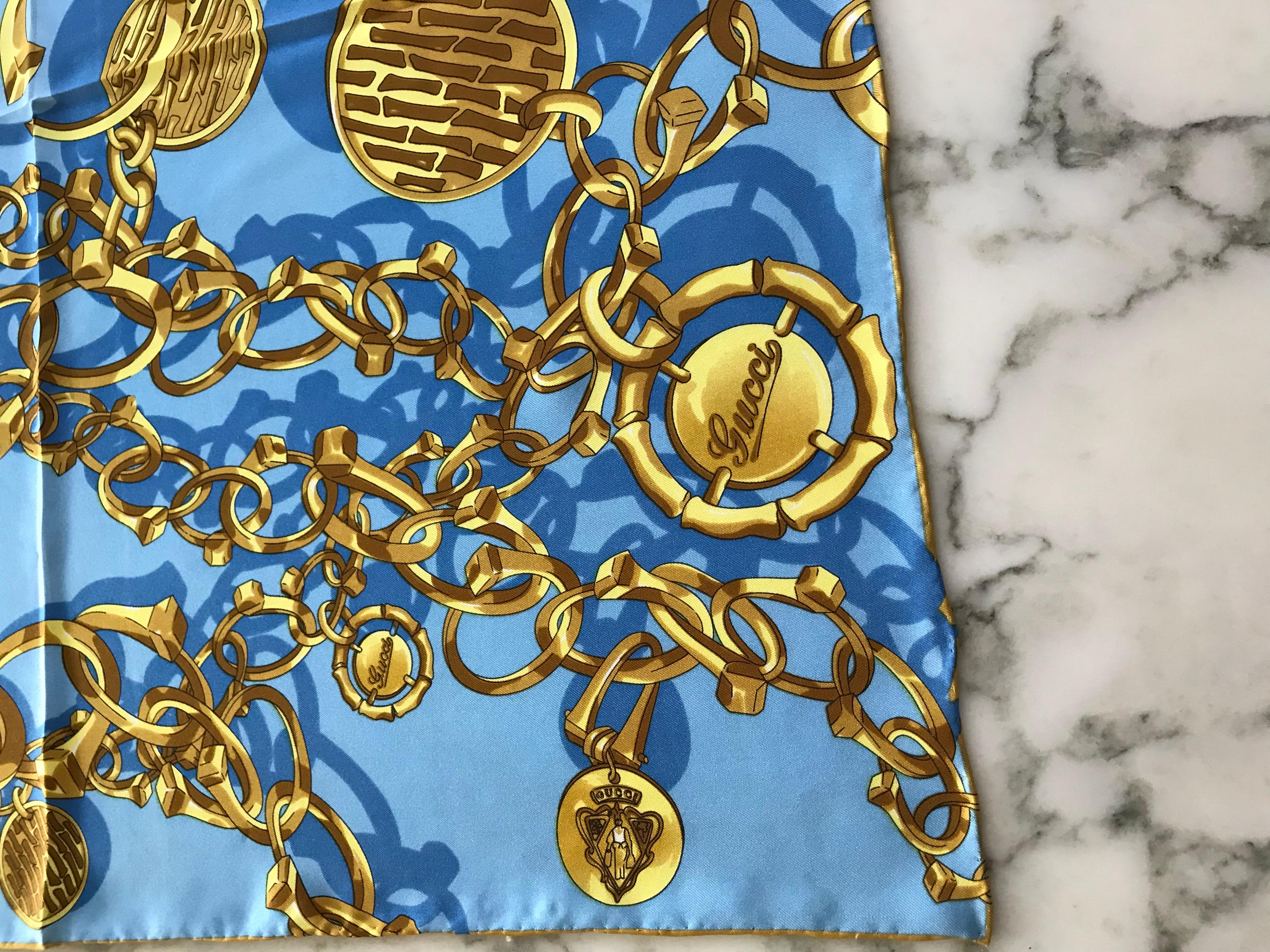 GUCCI Seidenschal mit blauem und goldenem Kettengliederdruck  im Zustand „Neu“ im Angebot in Beverly Hills, CA