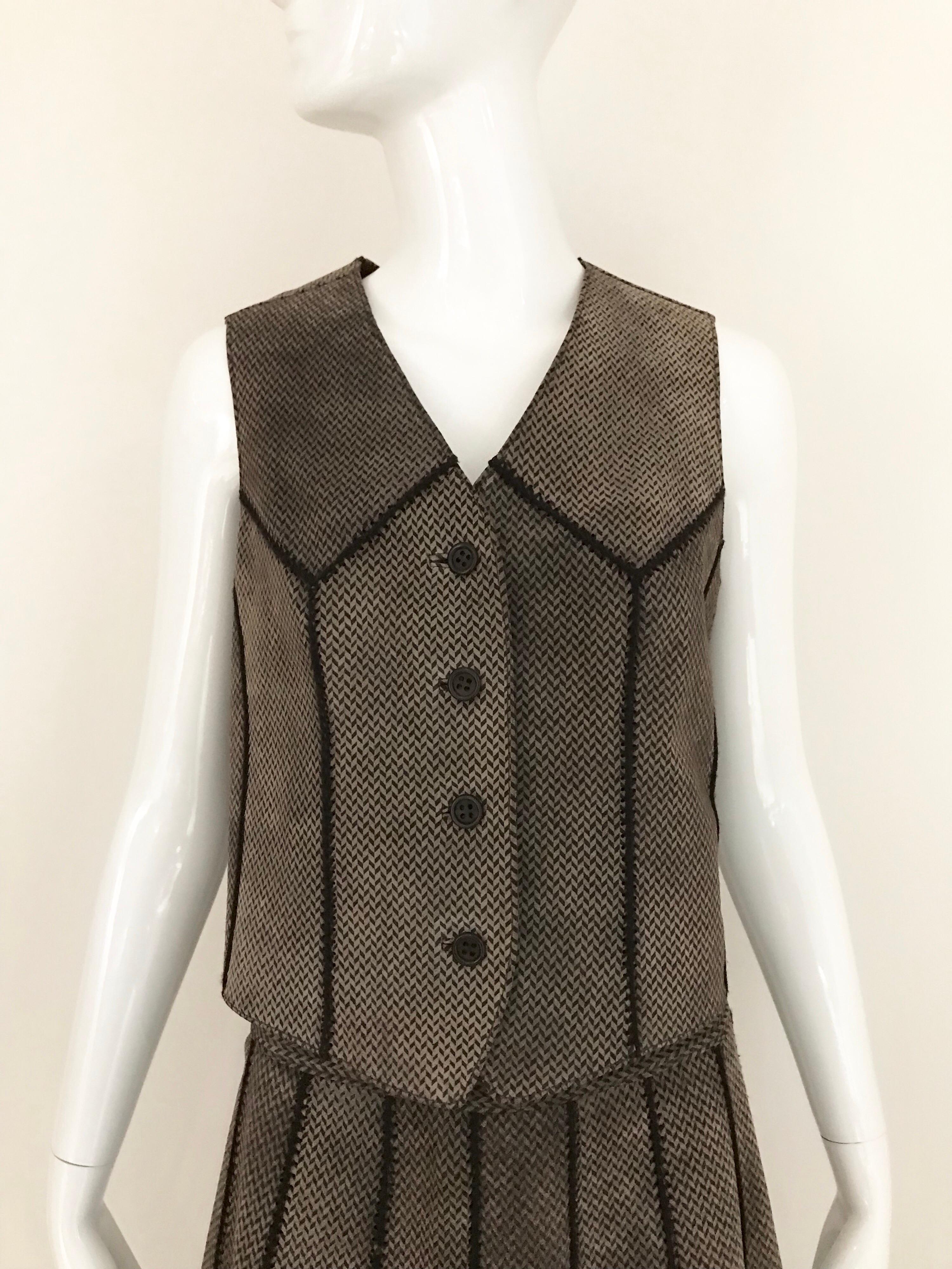 Chic 1970s Brown suede vest in chevron print. Vest and skirt lined in beautiful silk .
Size: Small US 6
Vest measurement : Bust: 34 inches/  Waist: 30 inches/ Vest length: 18.5 inches
Skirt: waist 28 inches/ Hip : 40 inches/ Skirt length: 27.5 inches