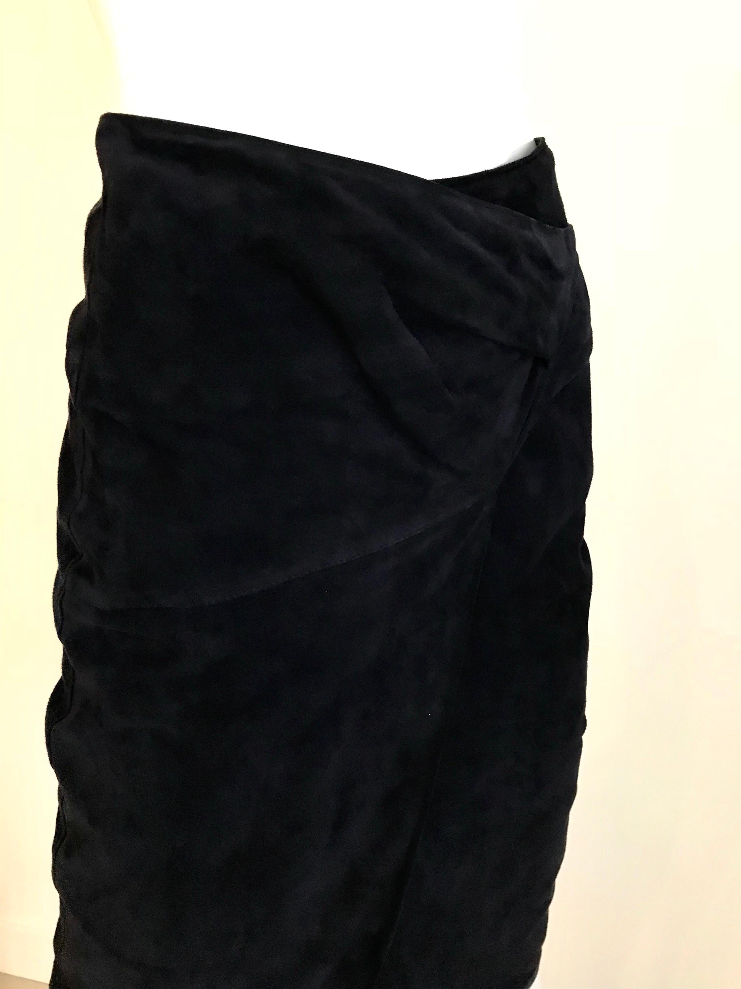 This 1980’s Gianfranco Ferre navy suede wrap skirt is simple but sexy!  Ferre’s workmanship is second to none, you really feel the quality in the cut and stitching on this piece.  The suede feels great!

Skirt waist: 25 inches/ Hip: 34 inches/ skirt