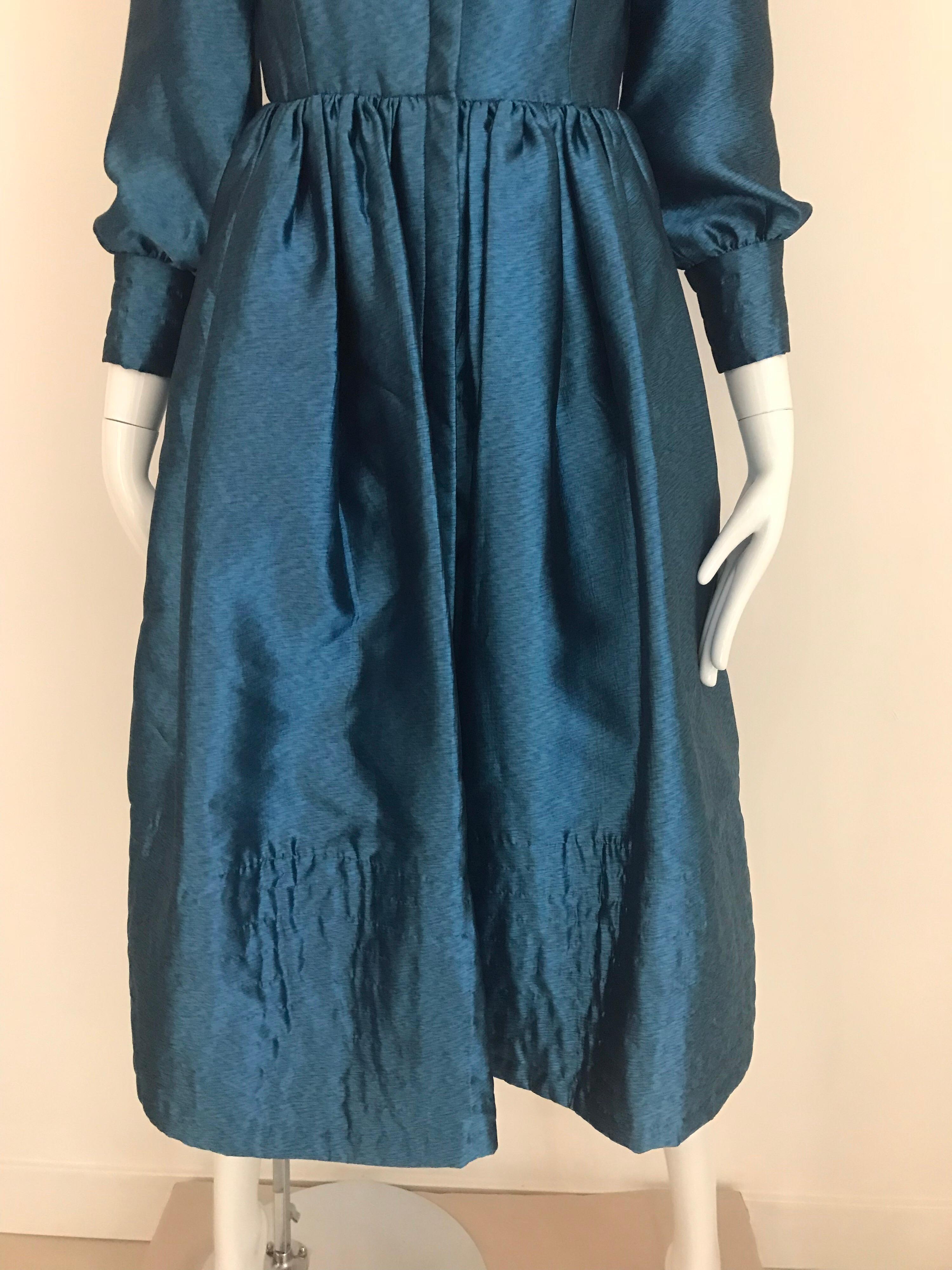 Classic Geoffrey Beene Blue teal silk dress with front zipper.
Size: small - 2/4
Bust: 34”/ Waist 24.5” / shoulder 14”