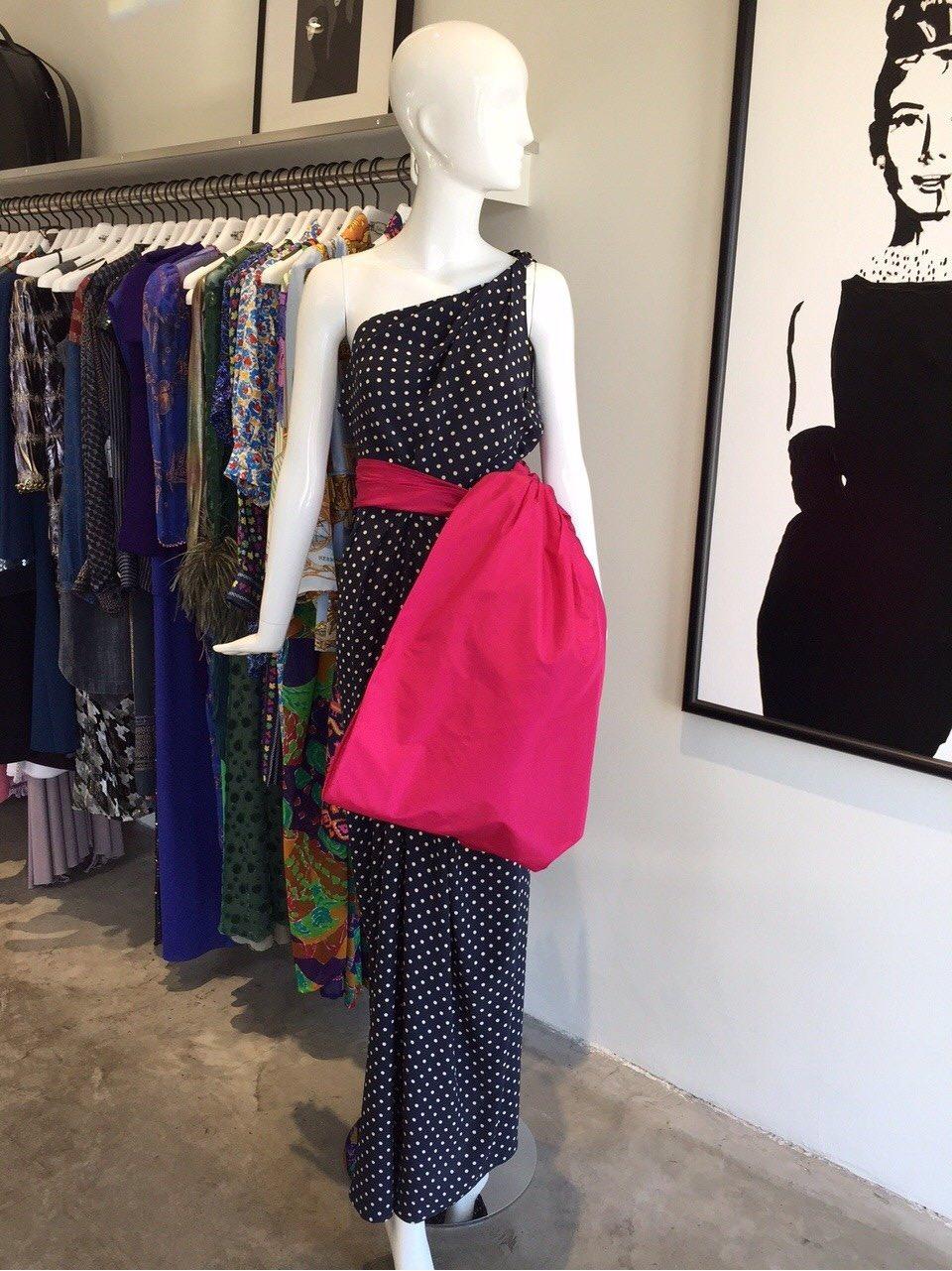 1980s Fun and Dramatic Bill Blass polkadot silk gown.
Dress has Big pink silk bow on the side.
Fabric : Silk
Size : Small
Bust : 34