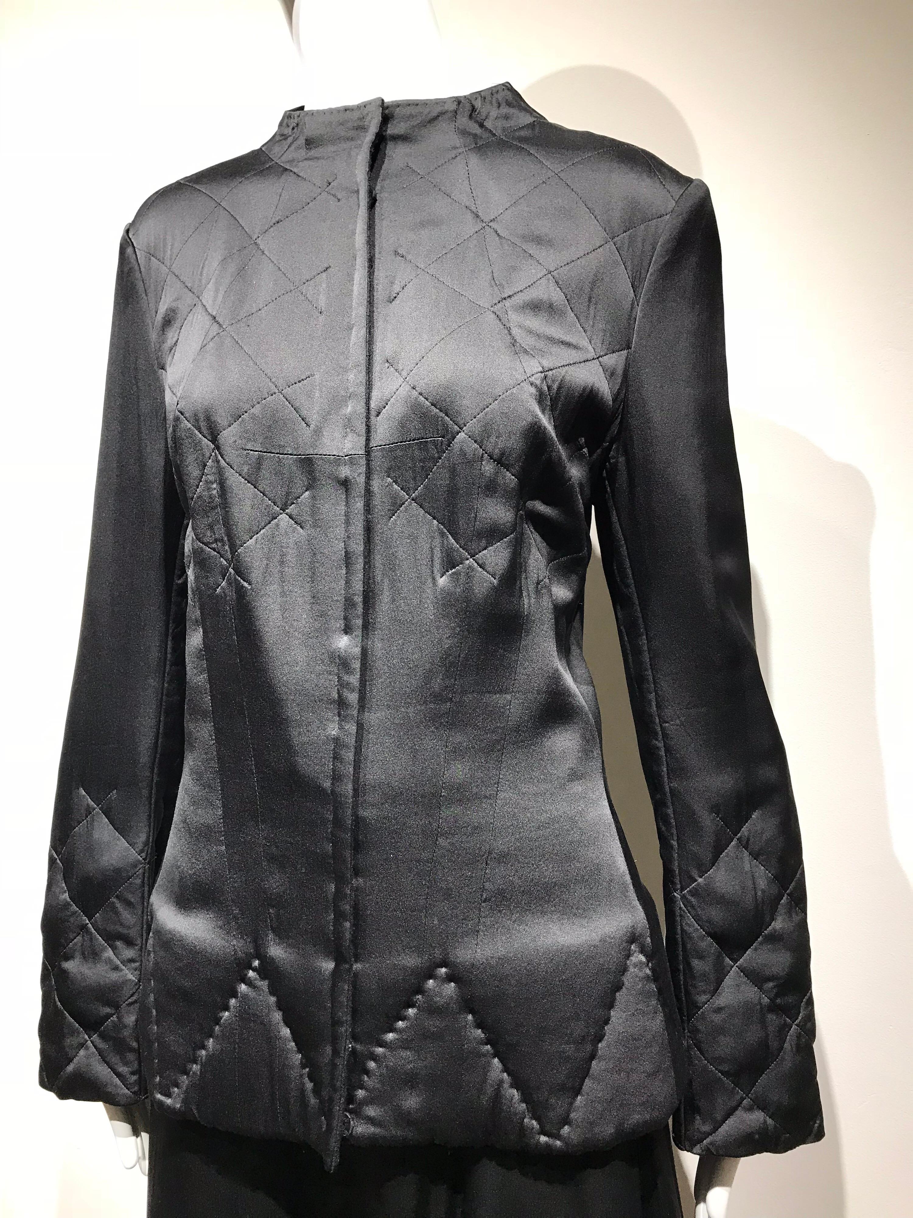 Yohji Yamamoto Schwarzes Set aus gesteppter Jacke und Rock mit langen Ärmeln aus Seide Damen im Angebot