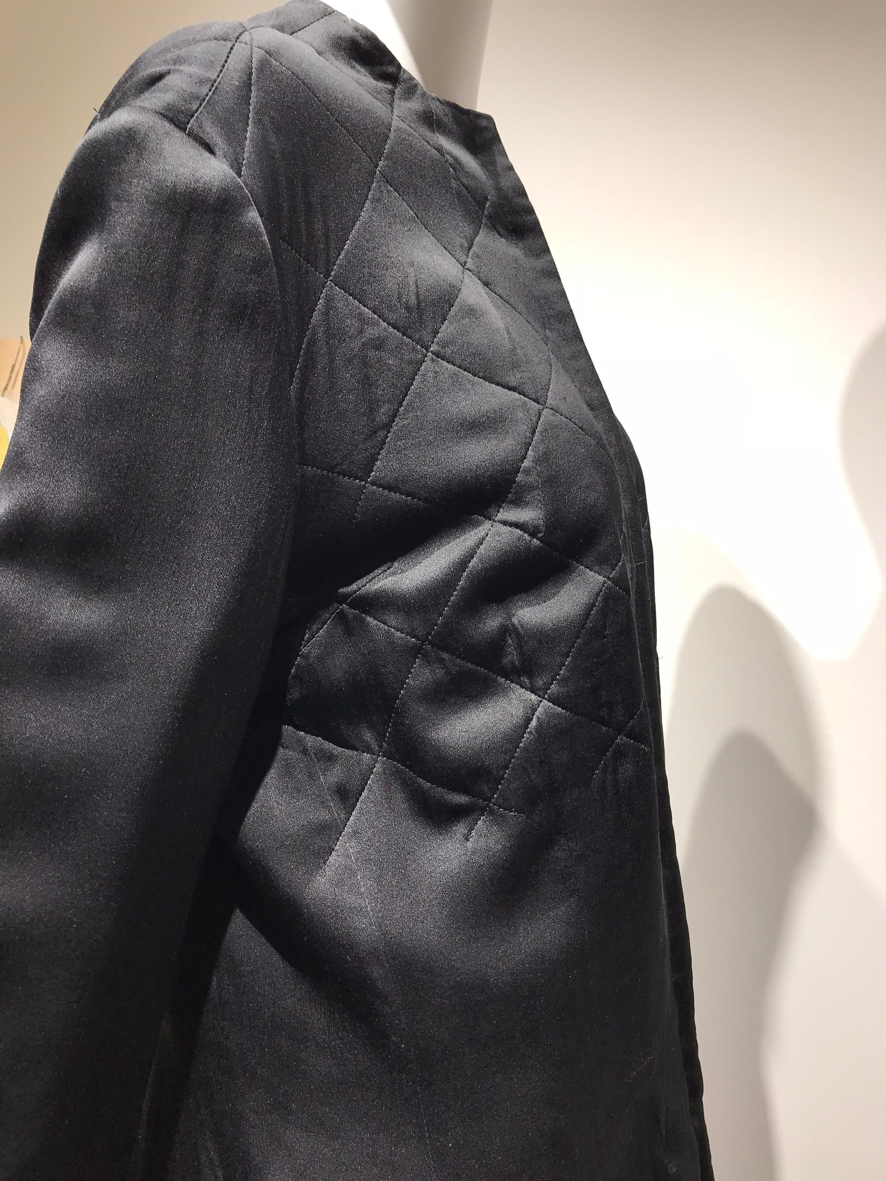 Yohji Yamamoto Schwarzes Set aus gesteppter Jacke und Rock mit langen Ärmeln aus Seide im Angebot 2