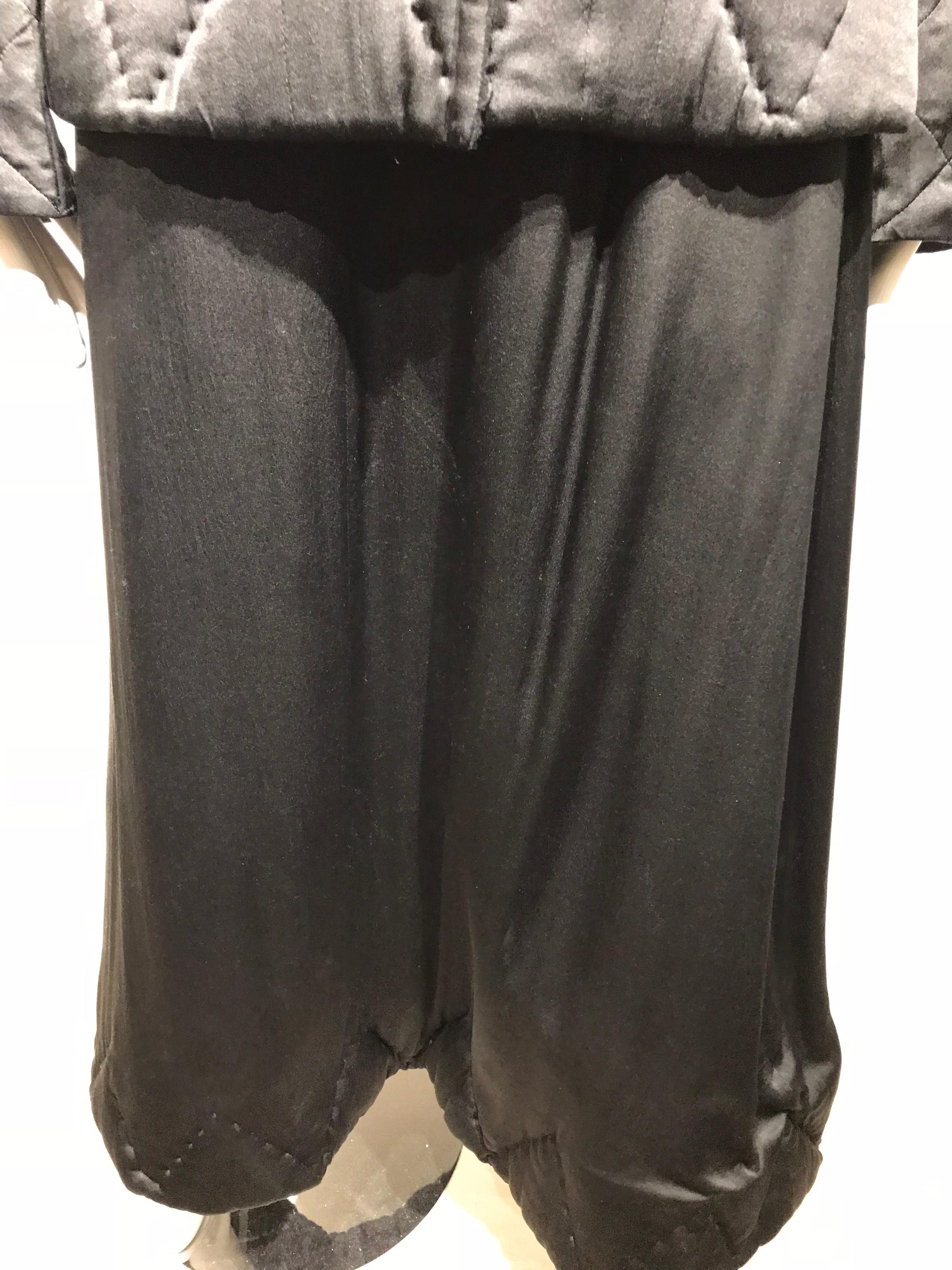 Yohji Yamamoto Schwarzes Set aus gesteppter Jacke und Rock mit langen Ärmeln aus Seide im Angebot 10