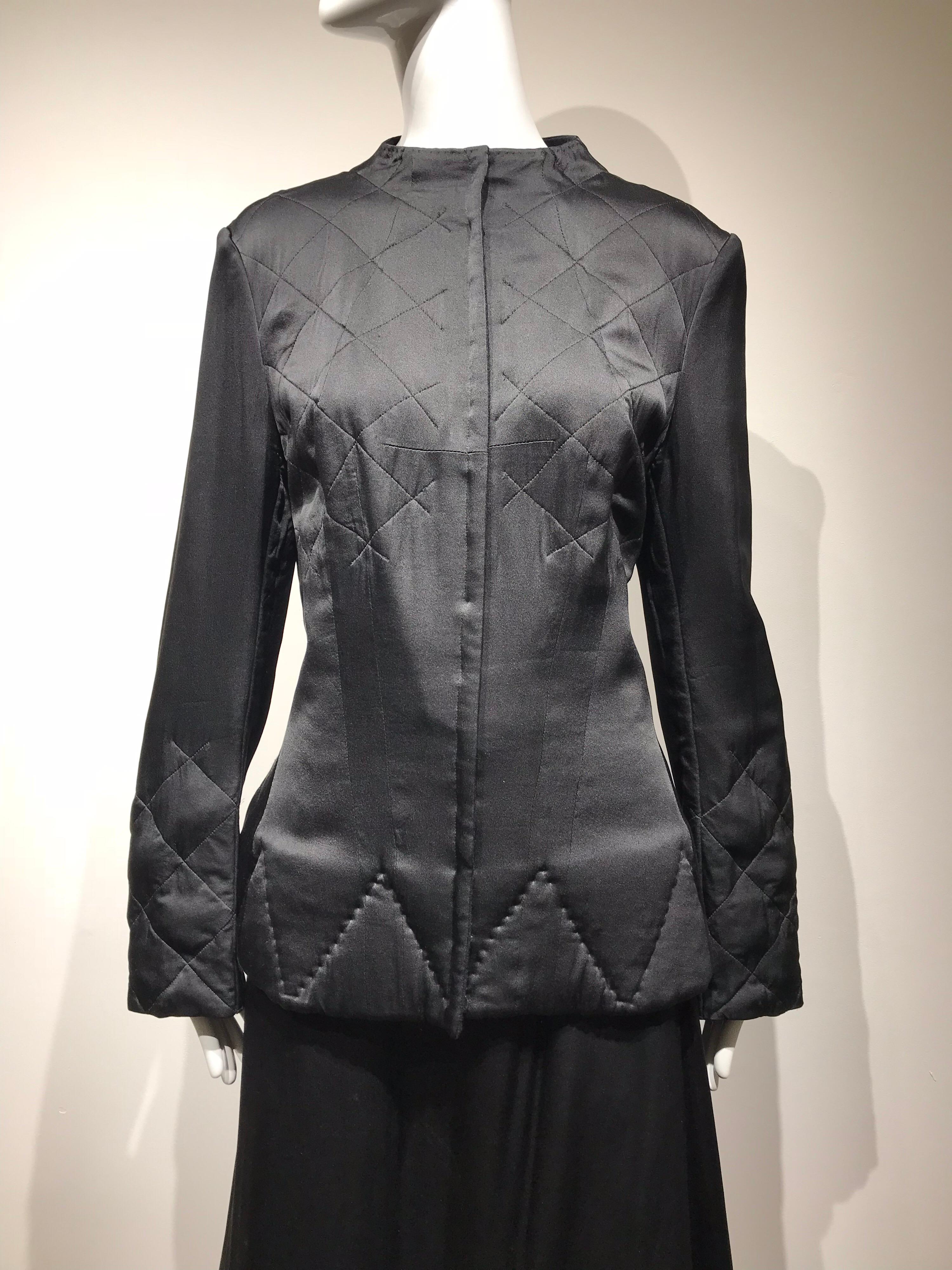 Yohji Yamamoto Schwarzes Set aus gesteppter Jacke und Rock mit langen Ärmeln aus Seide im Angebot 11