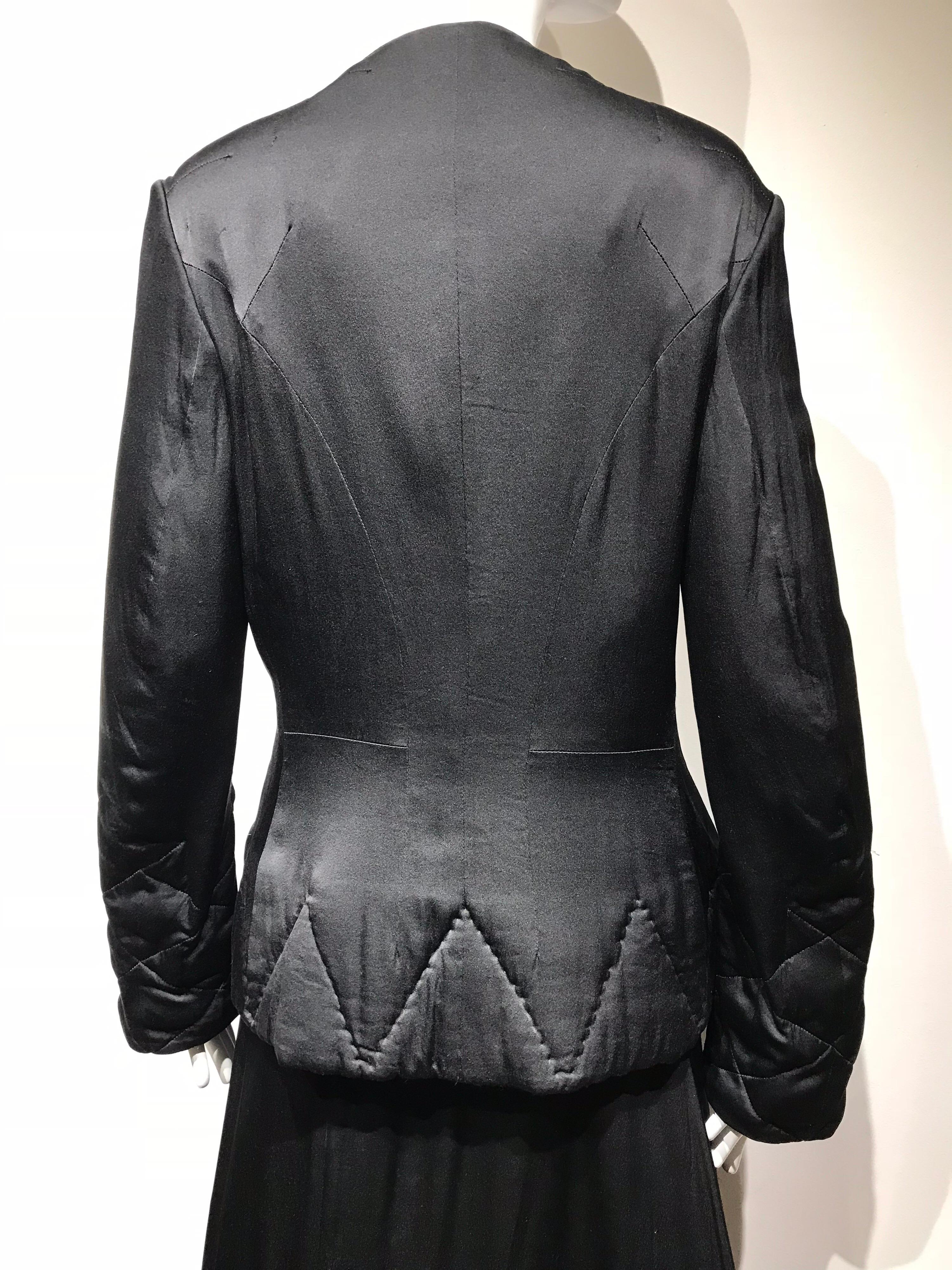 Yohji Yamamoto Schwarzes Set aus gesteppter Jacke und Rock mit langen Ärmeln aus Seide im Angebot 4