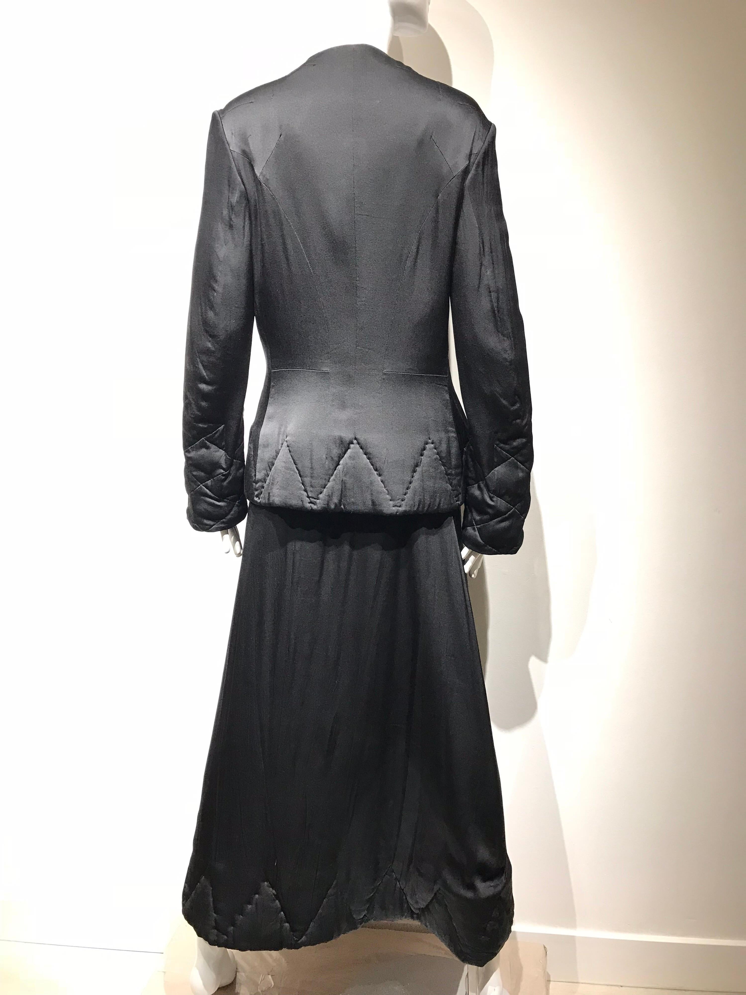 Yohji Yamamoto Schwarzes Set aus gesteppter Jacke und Rock mit langen Ärmeln aus Seide im Angebot 5