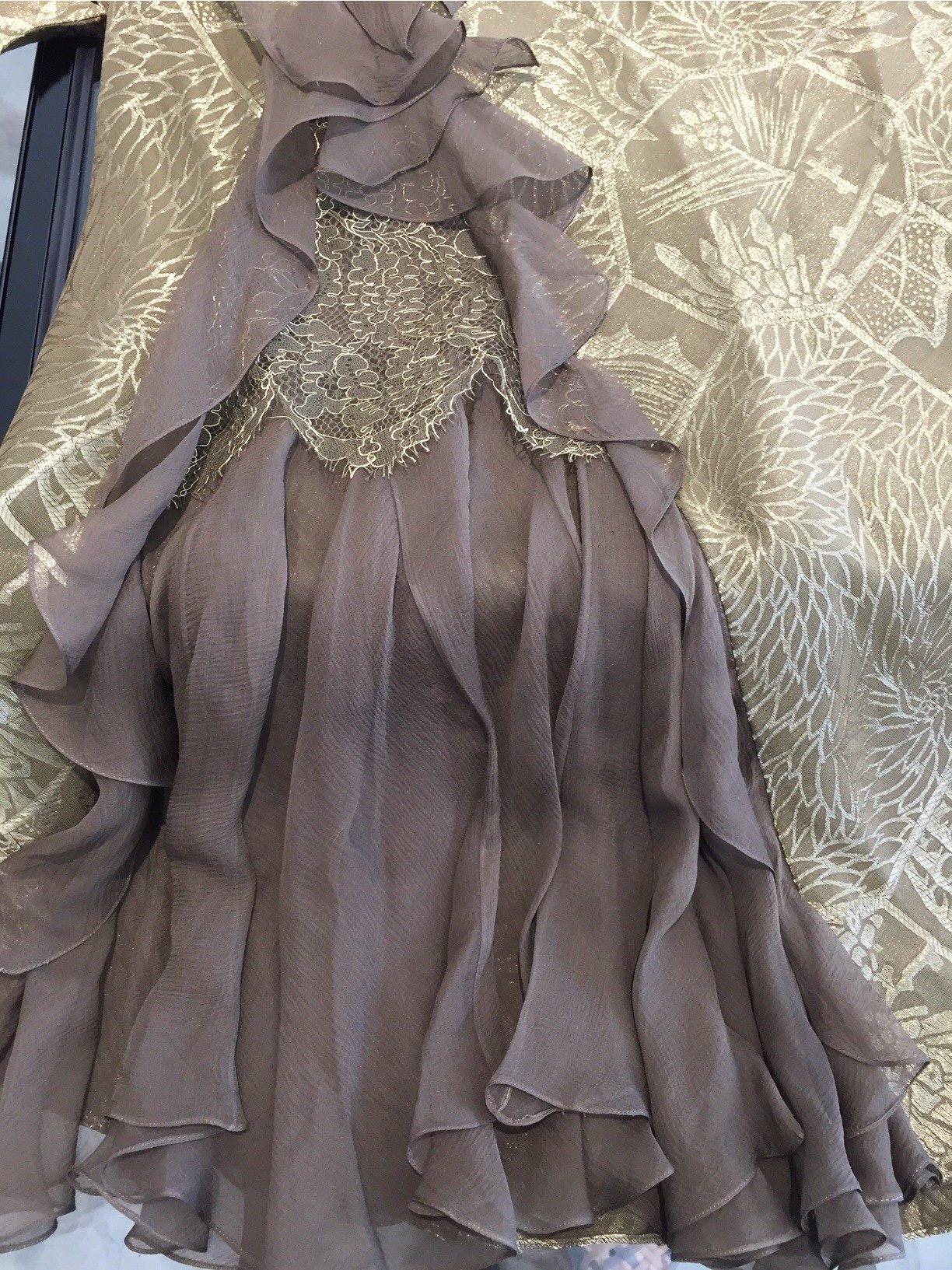Vintage CHRISTIAN DIOR by John Galliano Gold Metallic Silk Brocade Ruffle Cocktail Dress inpiried by 1930s style. Covered silk button on the side. Spaghetti strap and ruffle on the side and bust line.
Fit US 6 / MEDIUM
BUST: 36 inch / Waist: 32 inch