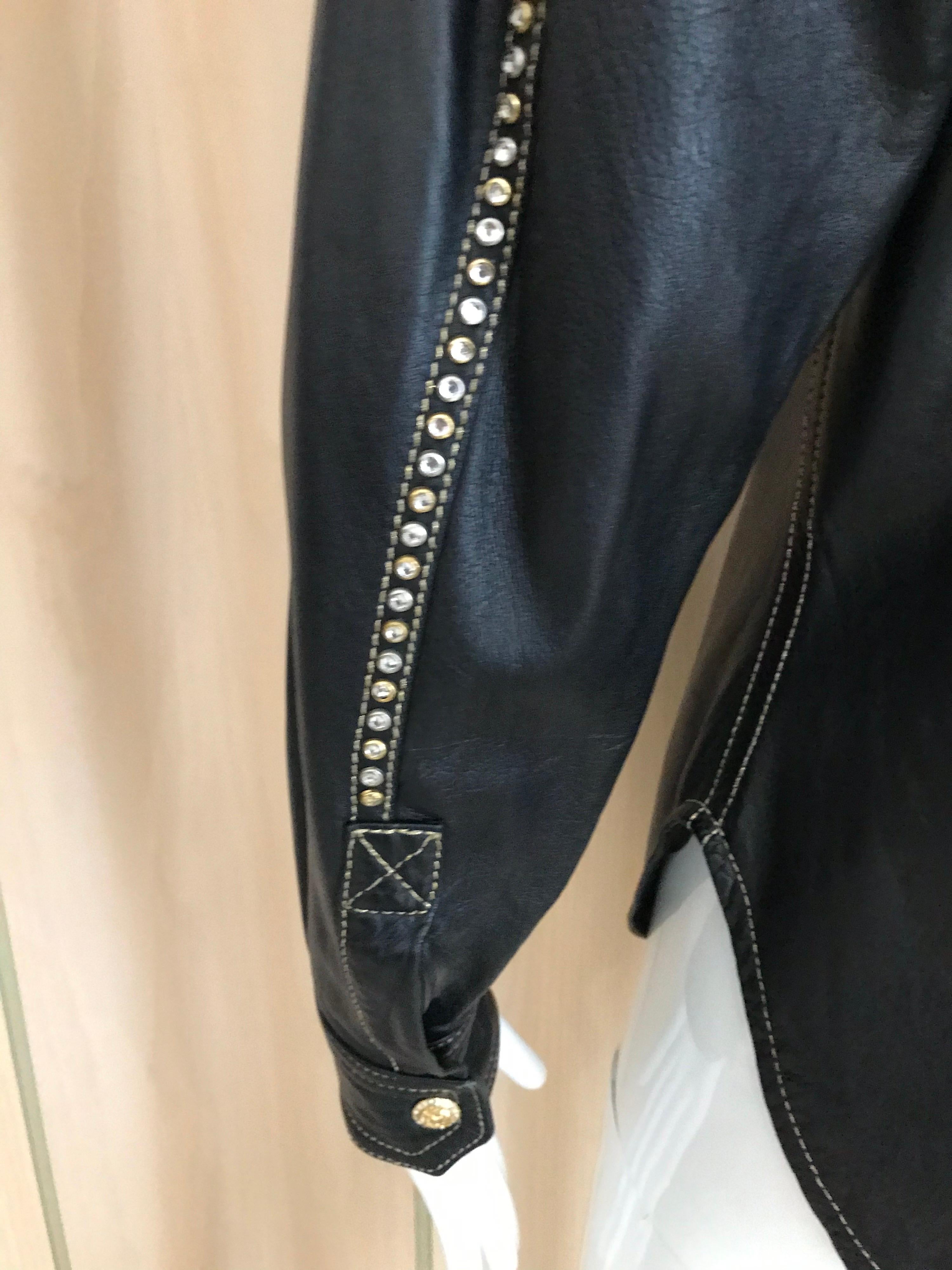 Camicia western anni '90 in pelle nera di Gianni Versace 4