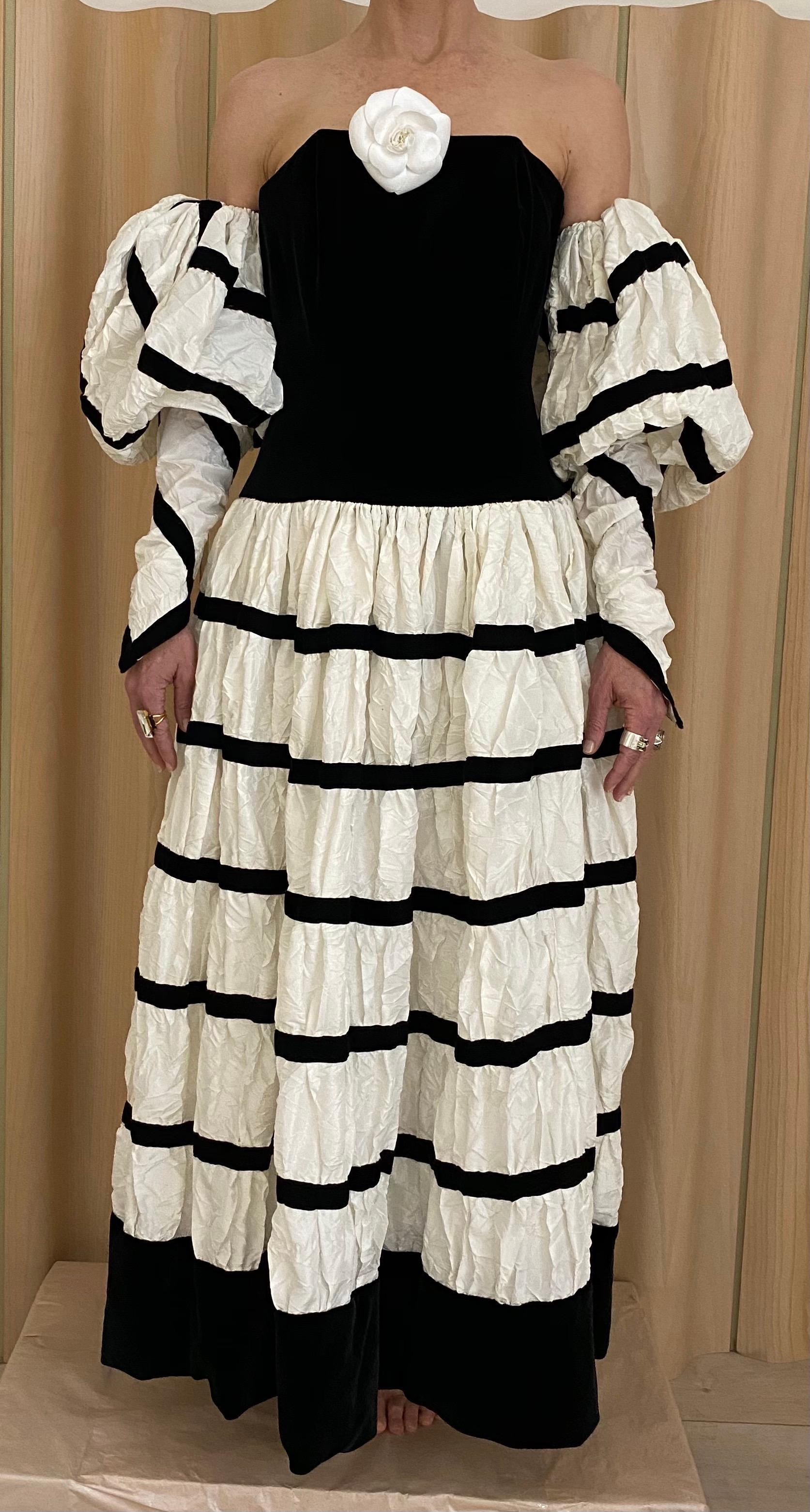 Vintage CHANEL White  and black  gown with detachable sleeve couture 1