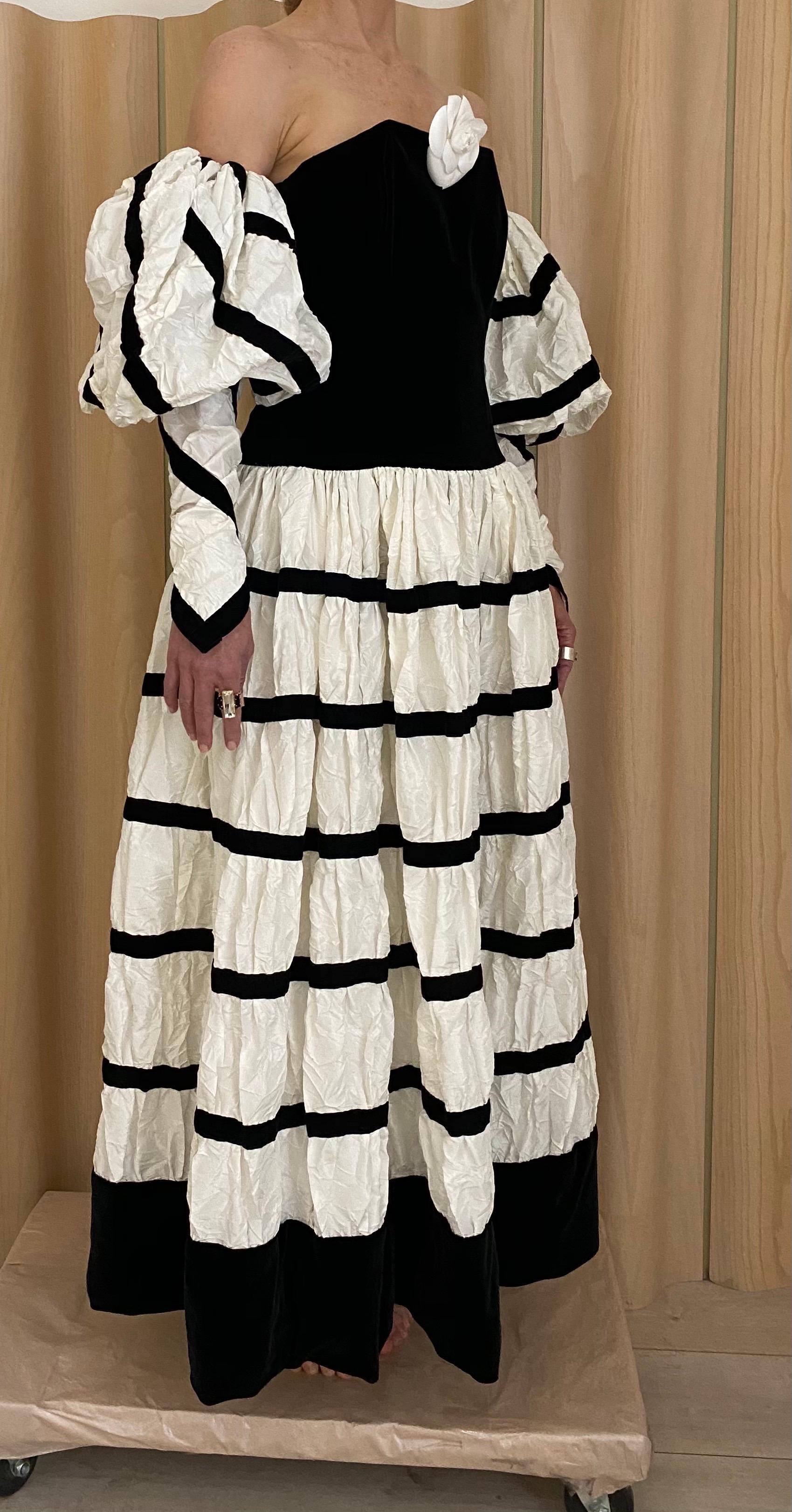 Women's Vintage CHANEL White  and black  gown with detachable sleeve couture