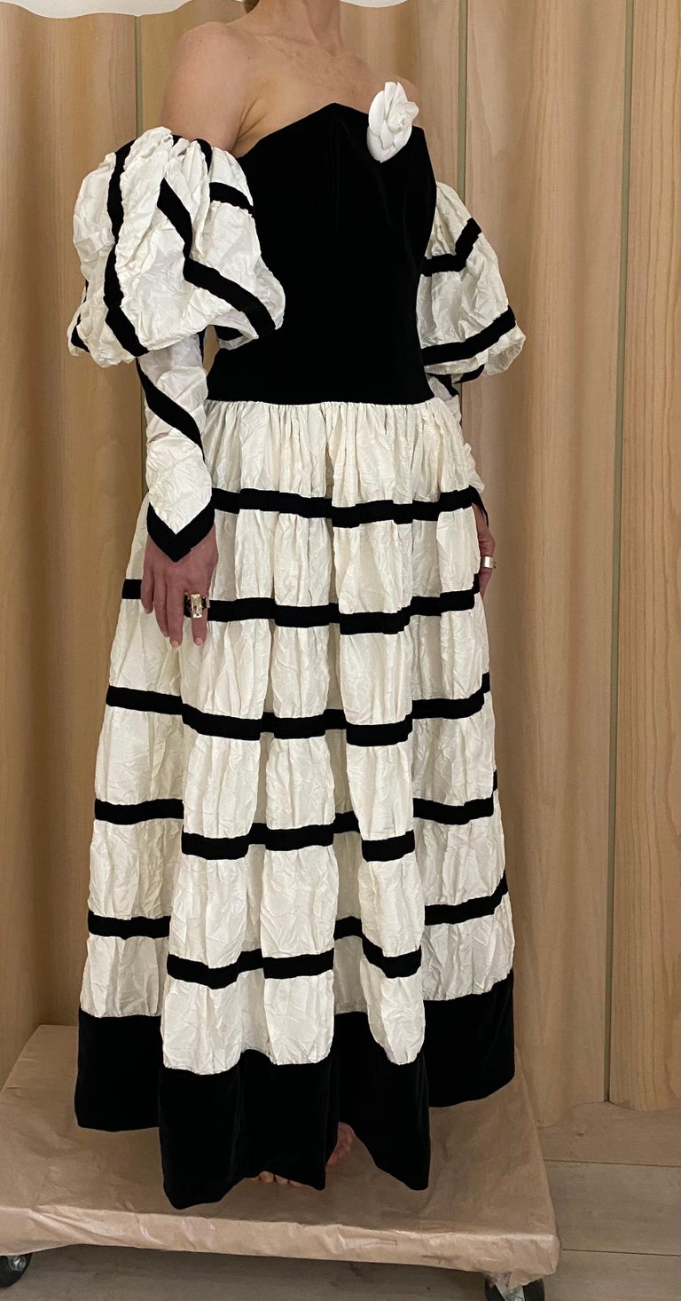 Vintage CHANEL White and black gown with detachable sleeve couture