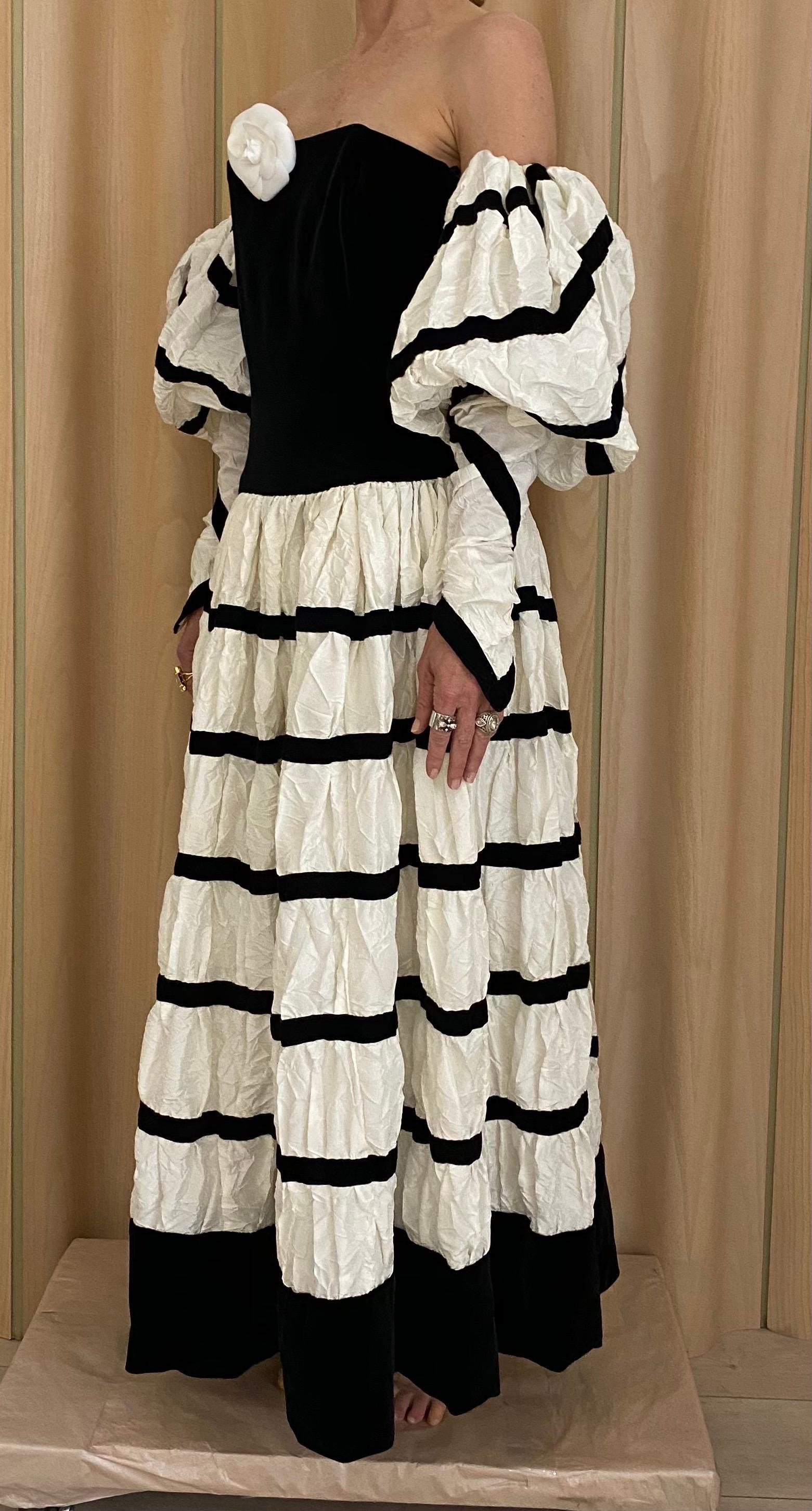 Vintage CHANEL White  and black  gown with detachable sleeve couture 2