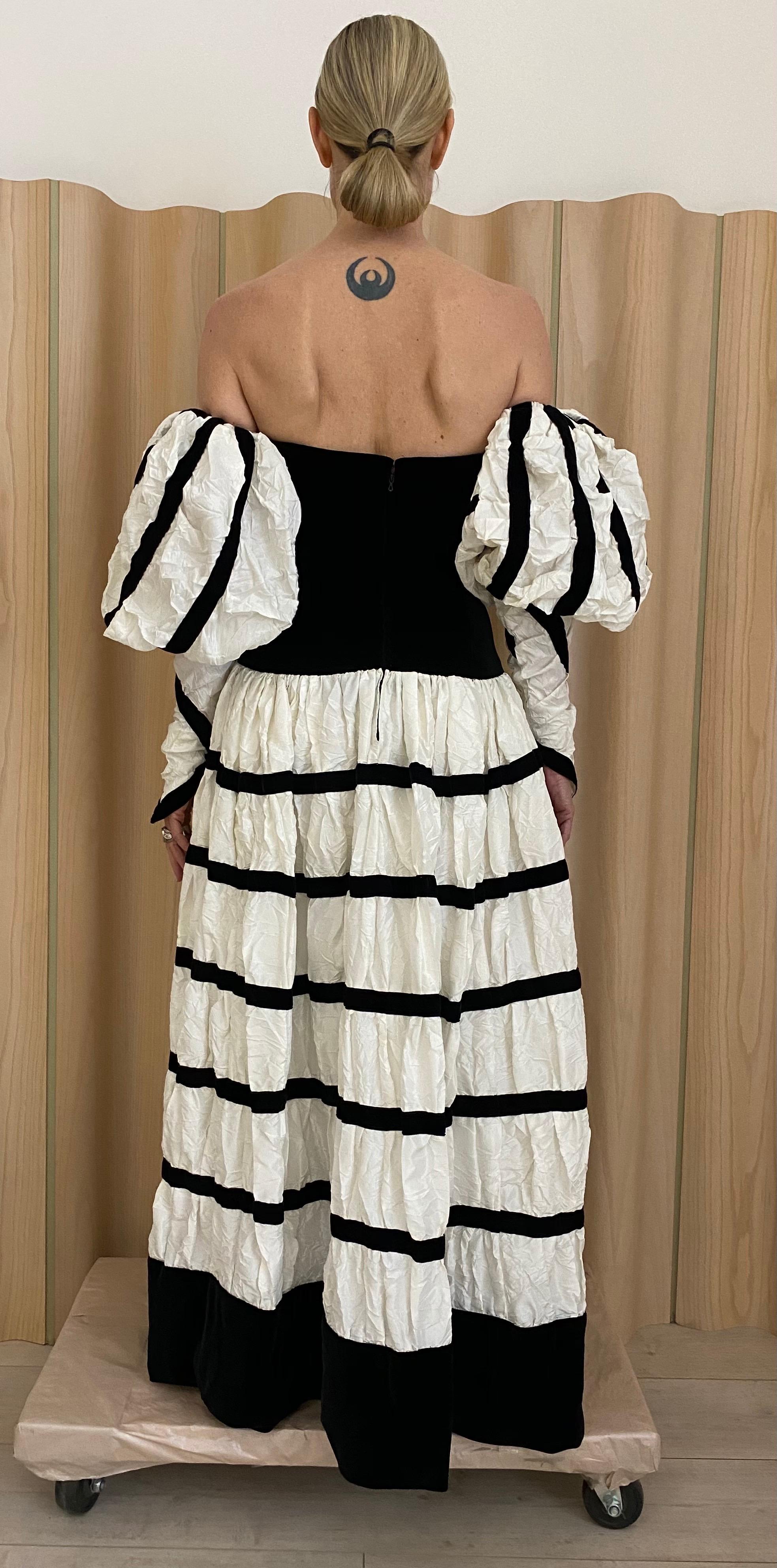 Vintage CHANEL White  and black  gown with detachable sleeve couture 3