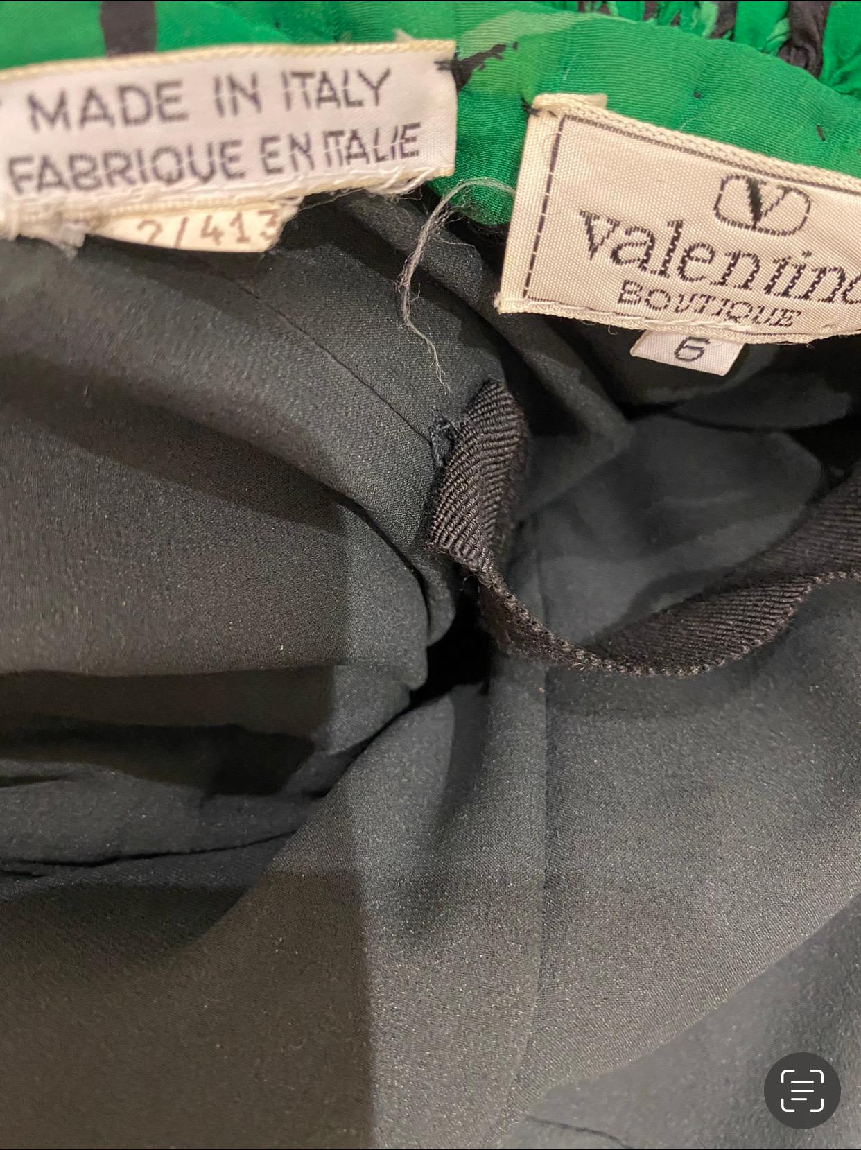 90er Valentino Grünes und schwarzes Seidenchiffon-Halterkleid mit abnehmbarem Umhang im Angebot 7