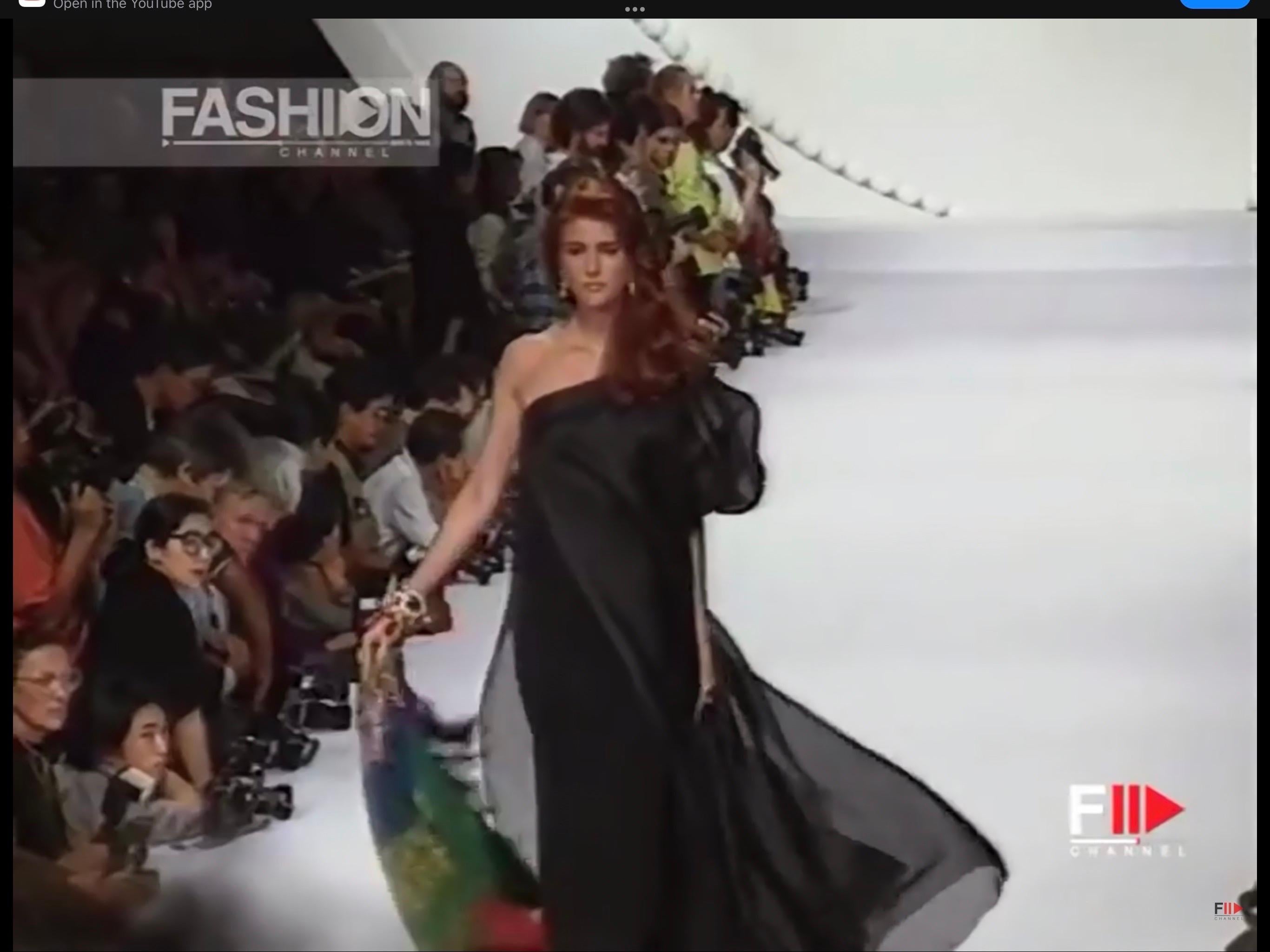 1991 Christian Dior  by Ferre Vestido de seda negro con un hombro y manga abullonada en venta 6