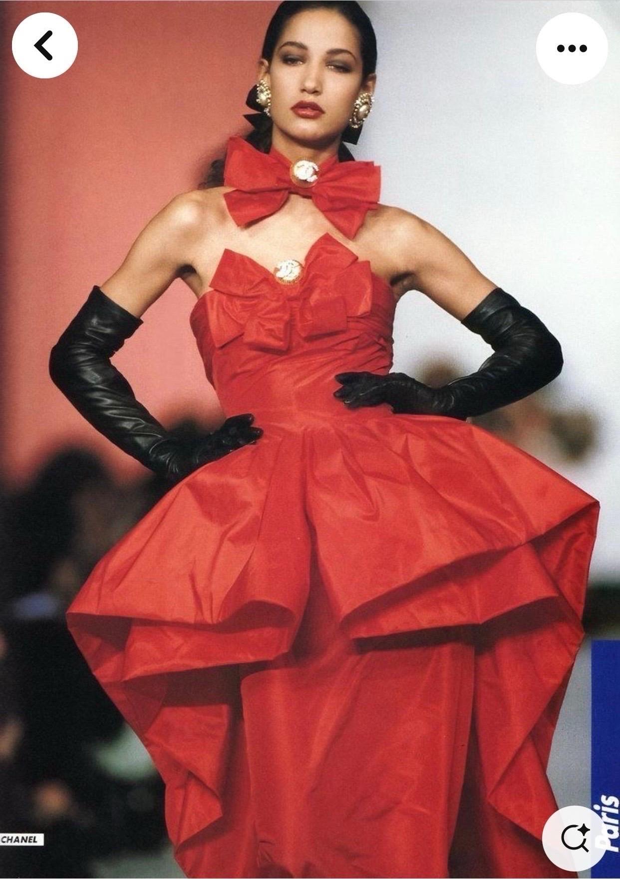 1997 CHANEL Pasarela Vestido de seda rojo sin tirantes con lazo 1