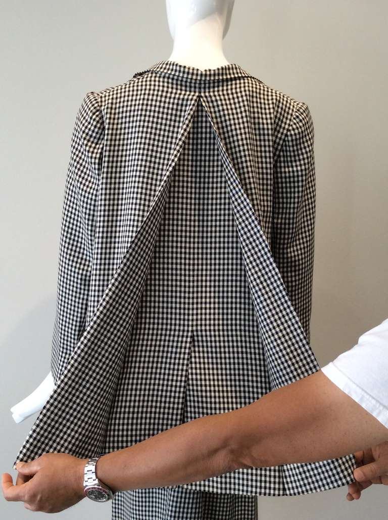 1979 Christian Dior Cotton swing light coat and skirt set.
Fit size 4-8 US size.  Skirt Waist : 27