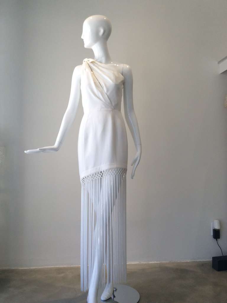 90s White Thierry Mugler crepe tassle dress.
One shoulder and cut out.
Fit Modern Size 2
Excellent condition