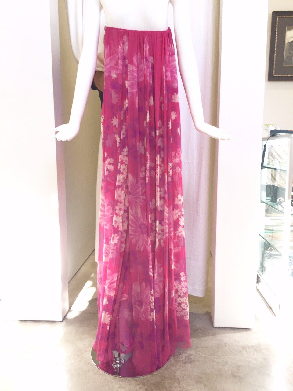 Late 60s early 70s Hanae Mori Pink floral silk strapless gown with train.
Built in corset
Fully lined in Silk.
SIZE : MEDIUM 
Bust :  36