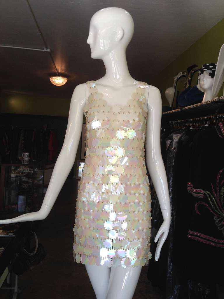 90s PACO RABANNE white Iridescent rhodoic petal dress.
incredible.
Fit size 0-2-4 max
Fit : 34 bust
waist :34
Hip : 35