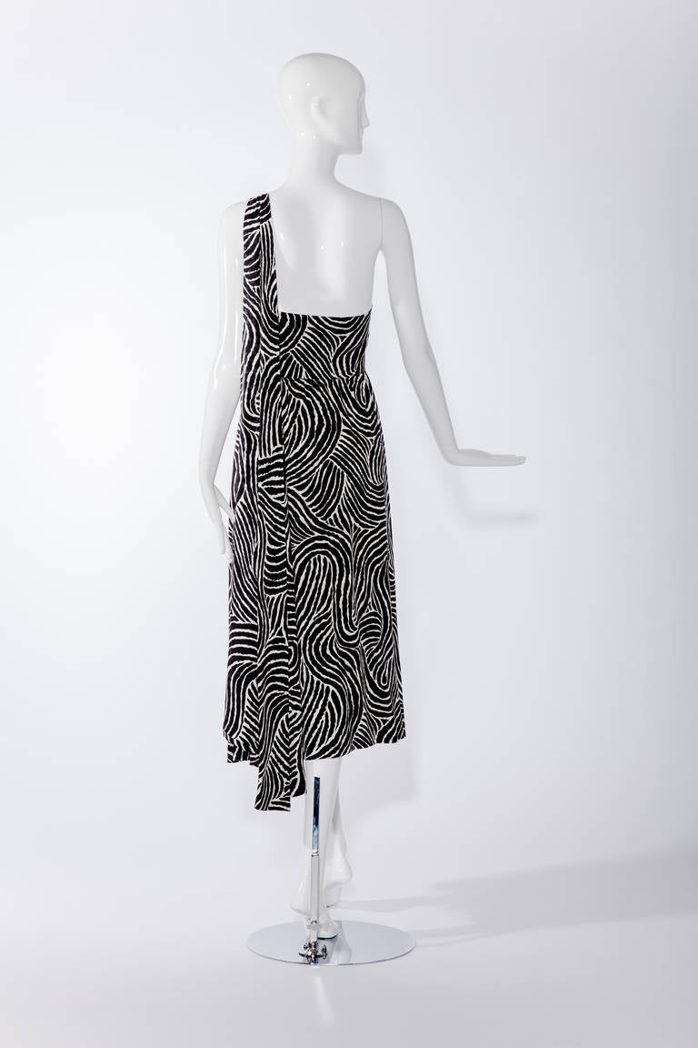 Saint Laurent Rive Gauche black and white  silk one shoulder gown. 
Size : 2/ XSmall.

Bust :32
Waist :24
Hip : open

Condition : see image no.6