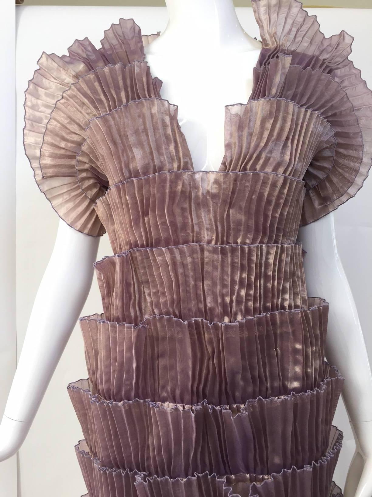 Krizia Poi Kleid aus den 1980er Jahren, inspiriert durch das Chrysler Building. Wunderschöne irisierende malvenfarbene Farbe. 
Größe : 4
Büste :34
Hüfte :34
