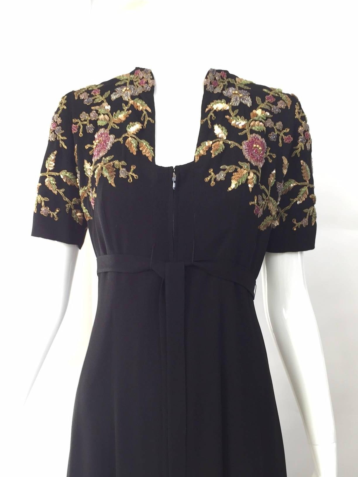 Precioso vestido de crepé de los años 40 con corpiño bordado.  El vestido viene con fajín/cinturón.
Busto : 33
Cintura: 30
Cadera :36

Se adapta mejor a US 2 o  4