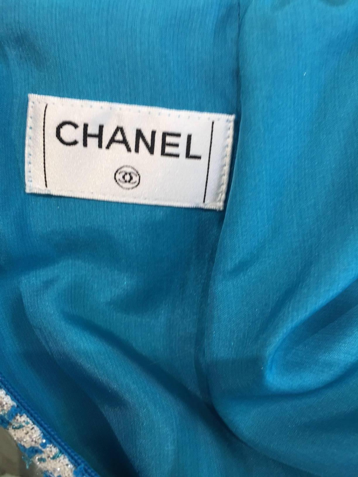 Boucle bleue de Chanel  Ensemble tailleur et jupe (3 pièces)  en vente 1