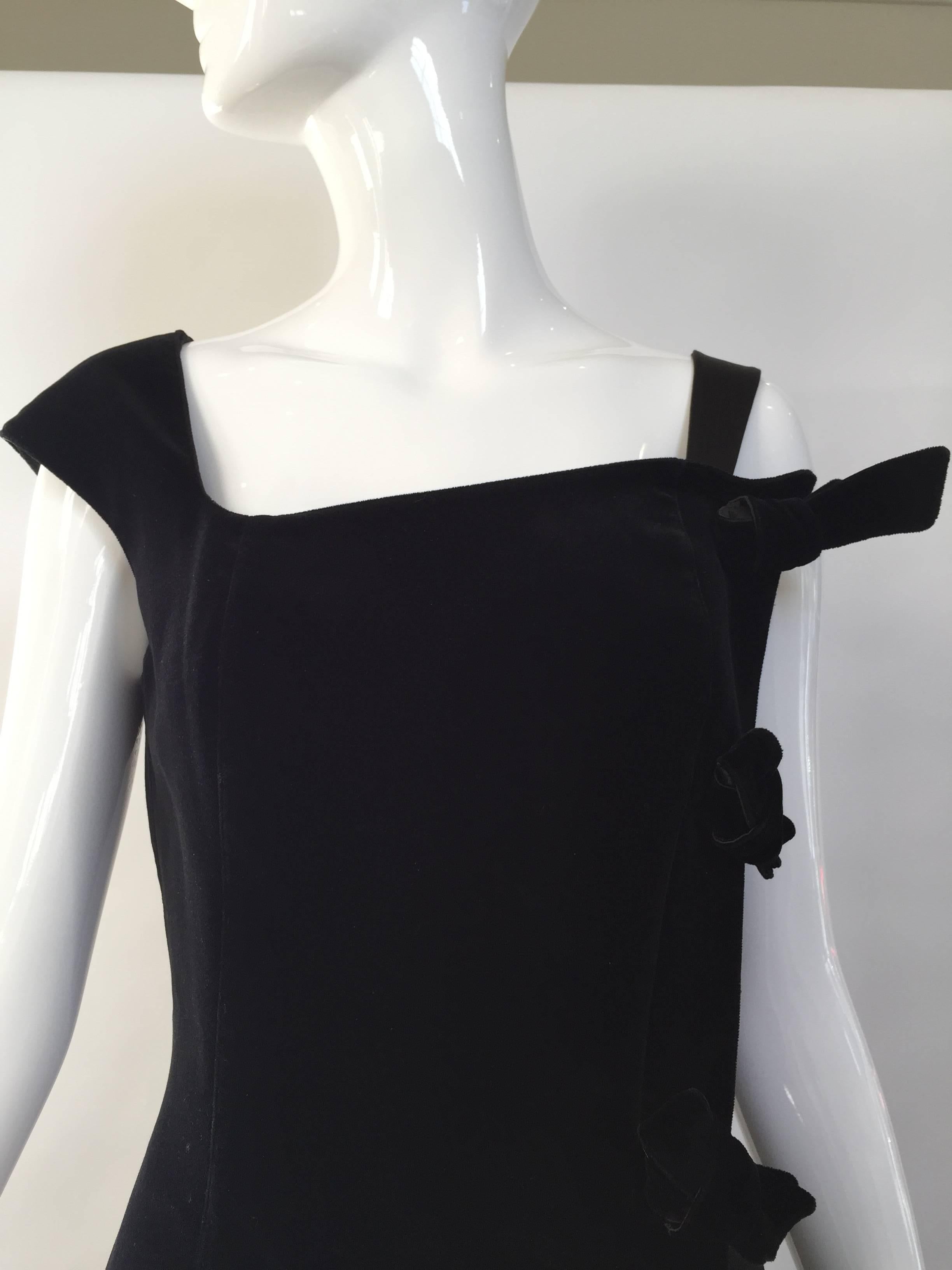 1990er Thierry Mugler schwarzes Samtcocktailkleid mit Samtschleife an der Seite.
Markiert Größe 40, aber bitte siehe Messung
Brustumfang: 34