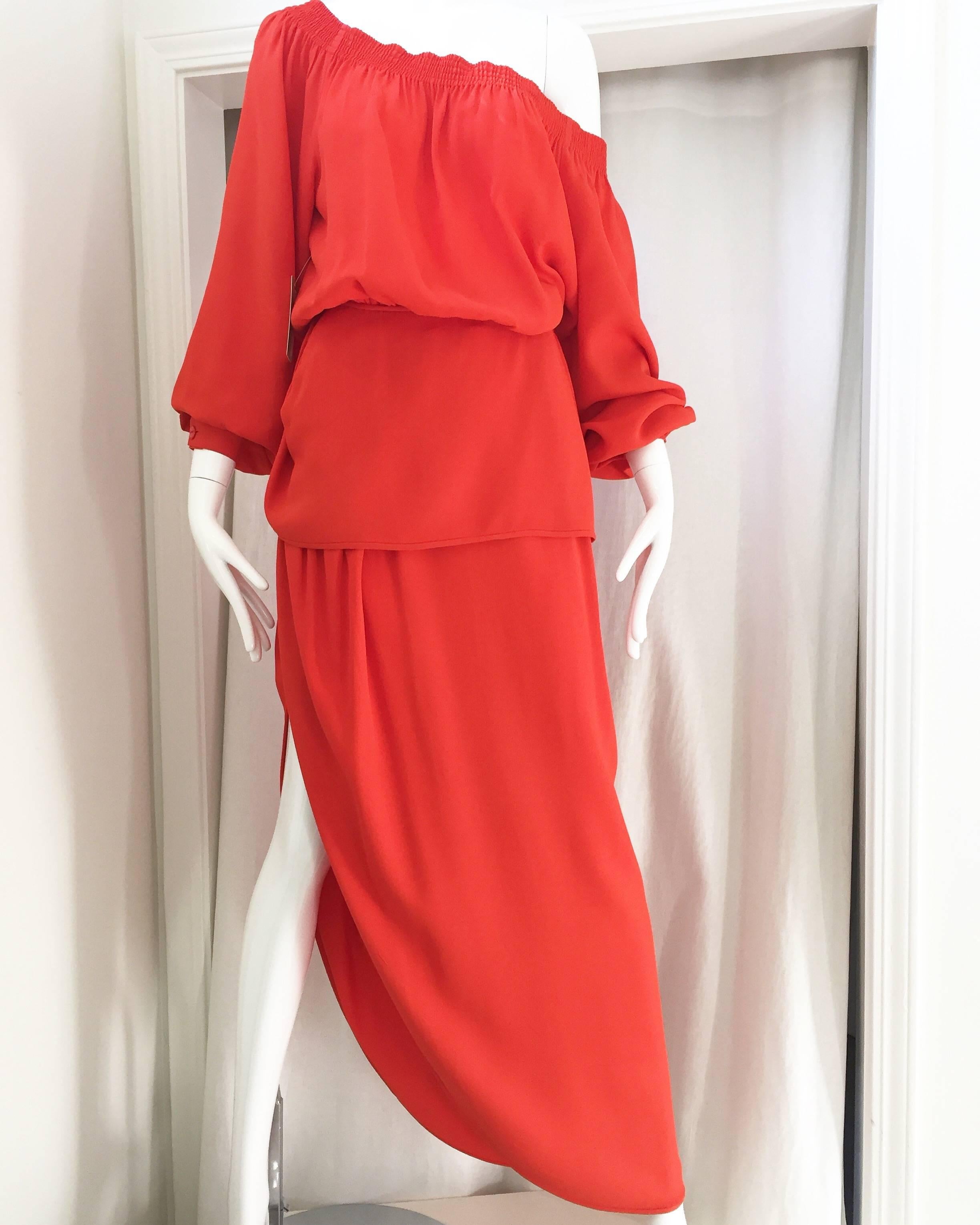 In Valentino’s iconic scarlet, a vintage 1970s two piece crepe ensemble. Classically proportioned tunic off shoulder blouse with full sleeves and long bias skirt.  It is absolutely gorgeous.  Skirt has slit on the side.

Size : SMALL / 4
Bust: