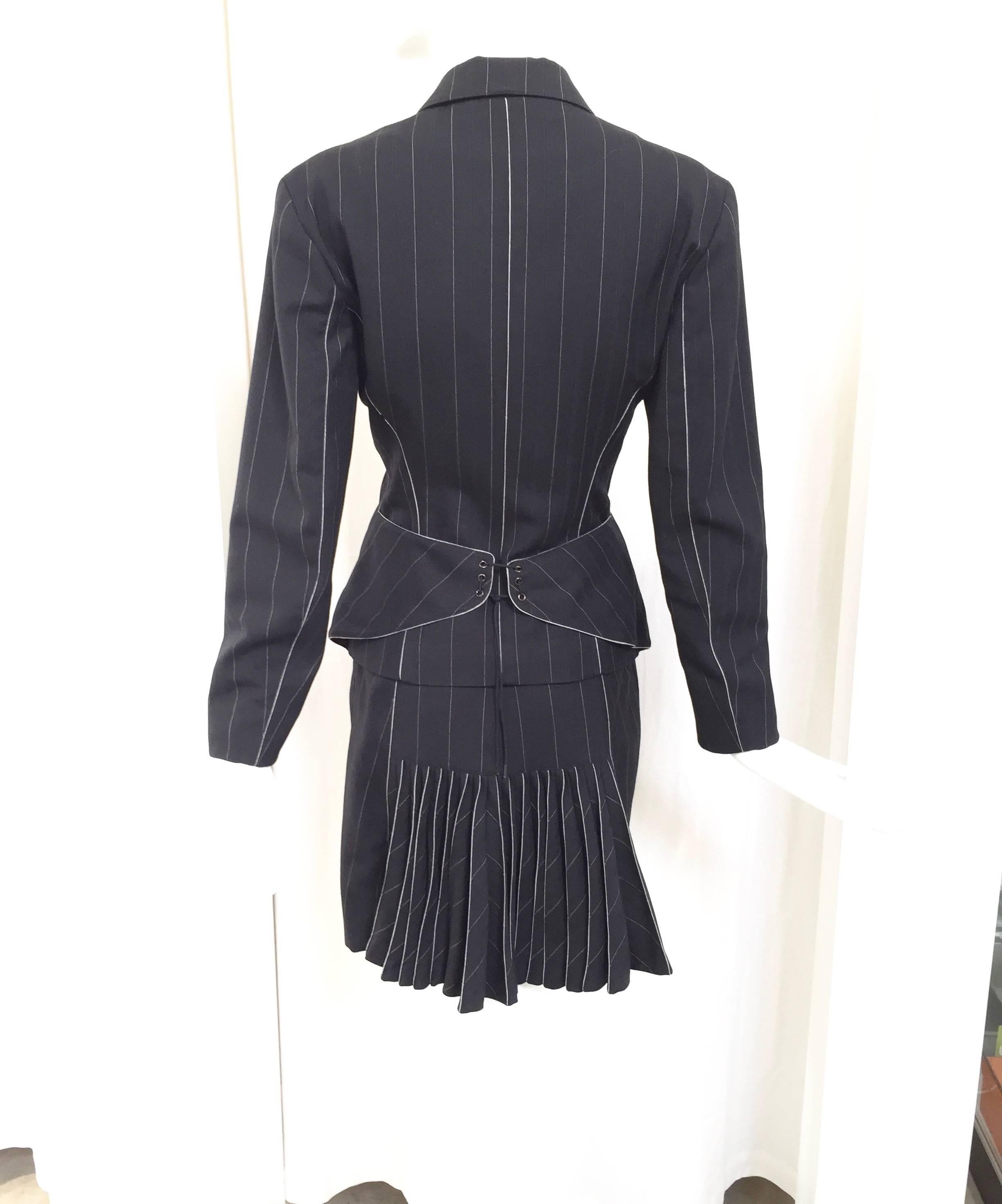 1980s ALAIA black wool gabardine fitted blazer and pleated mini skirt.
Size : 4/ Bust : 34"/ Waist : 27"/ Hip : 34"
